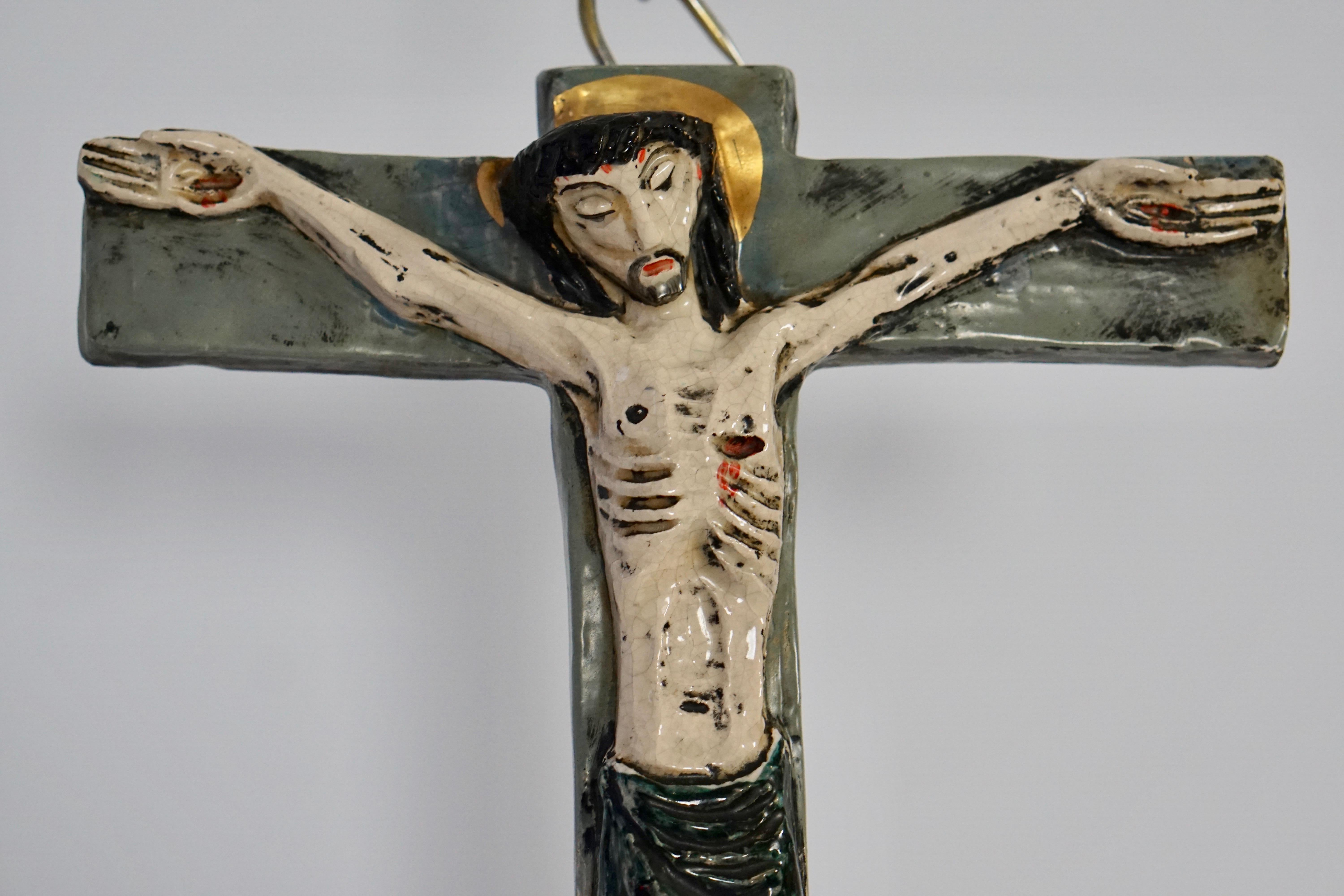 20ième siècle Grand crucifix mural doré, céramique émaillée, fait à la main, Belgique