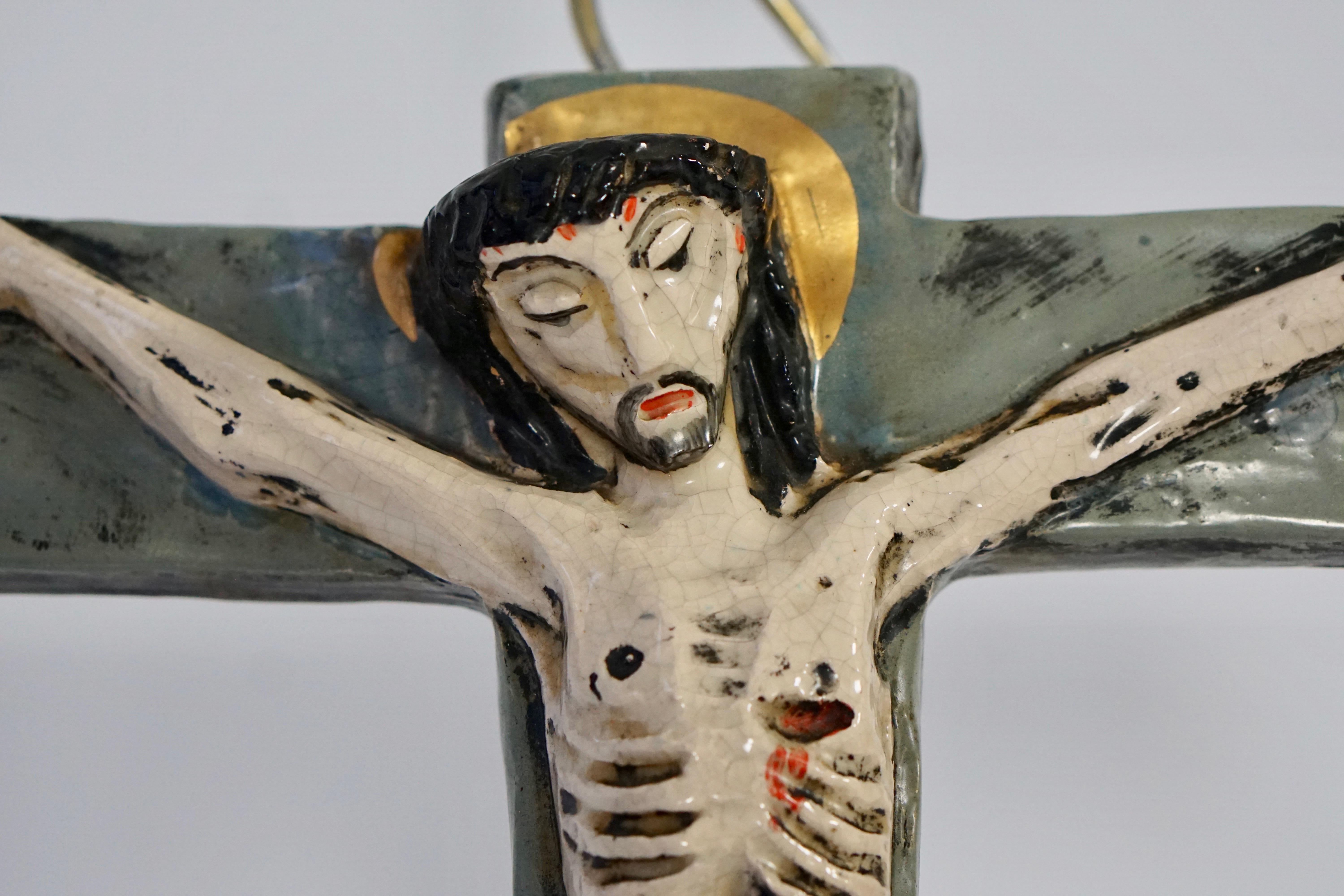 Grand crucifix mural doré, céramique émaillée, fait à la main, Belgique 1