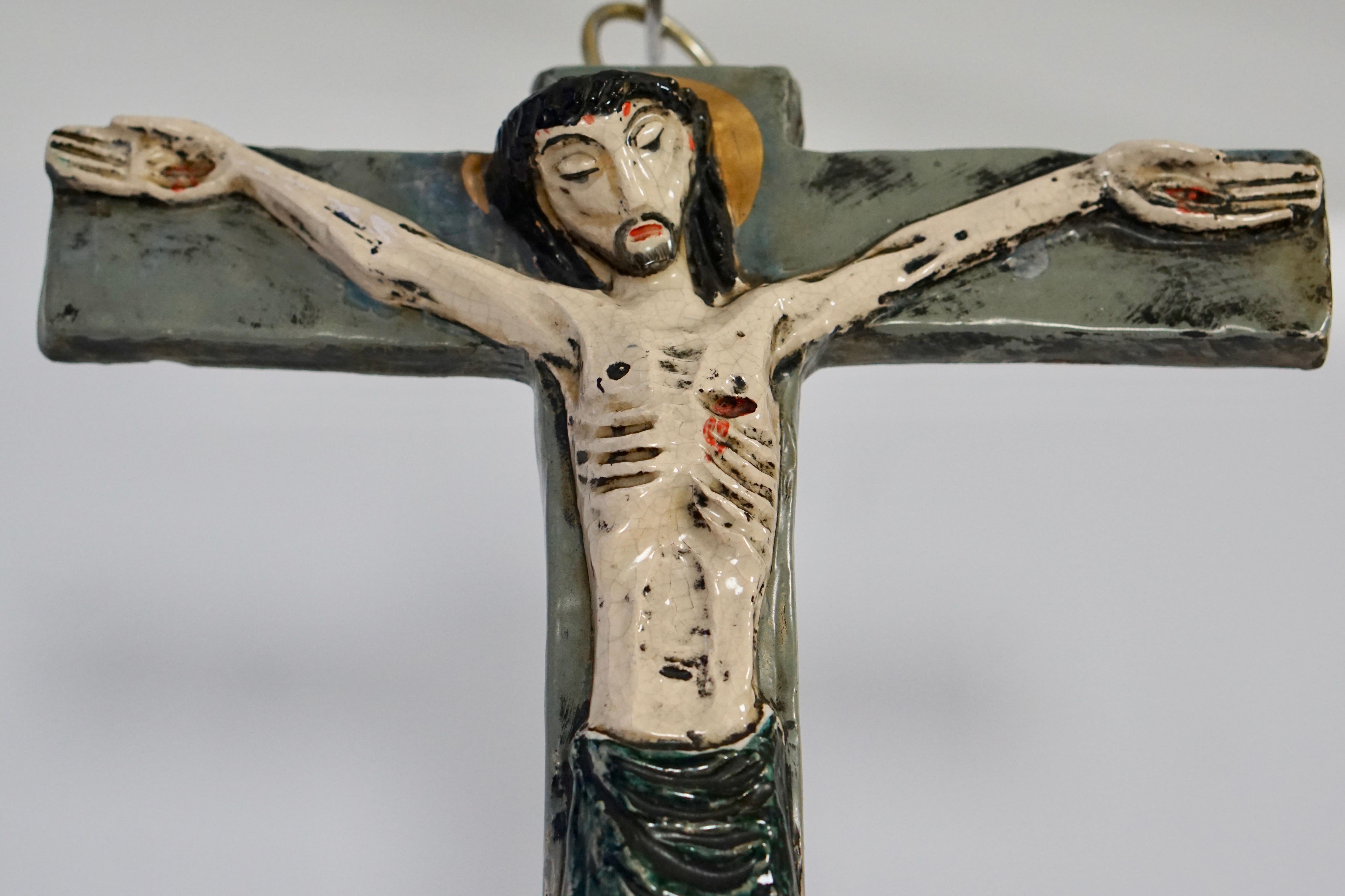 Grand crucifix mural doré, céramique émaillée, fait à la main, Belgique 2