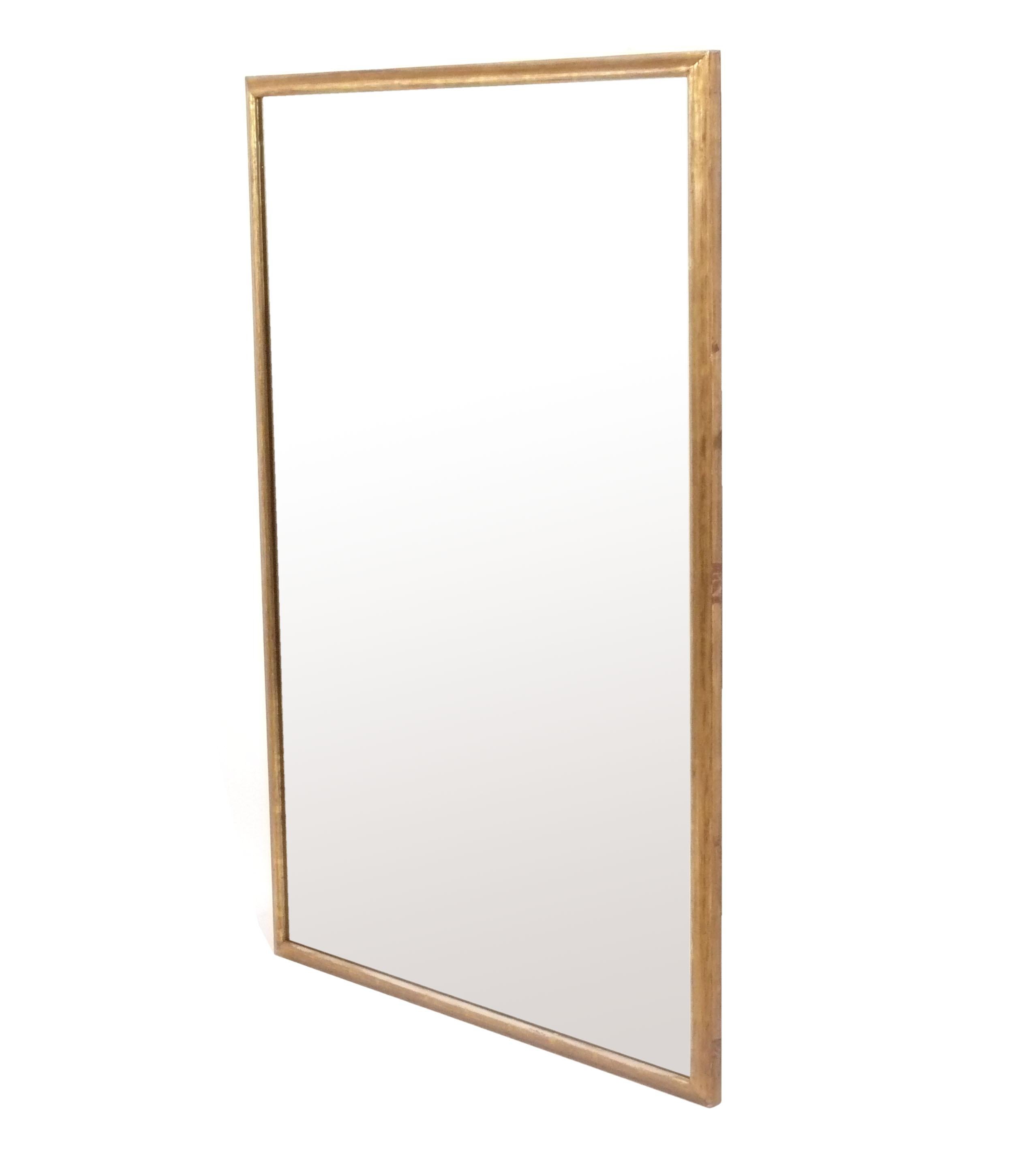 Gran espejo de madera dorada, estadounidense, hacia la década de 1960. Mide unas impresionantes 48