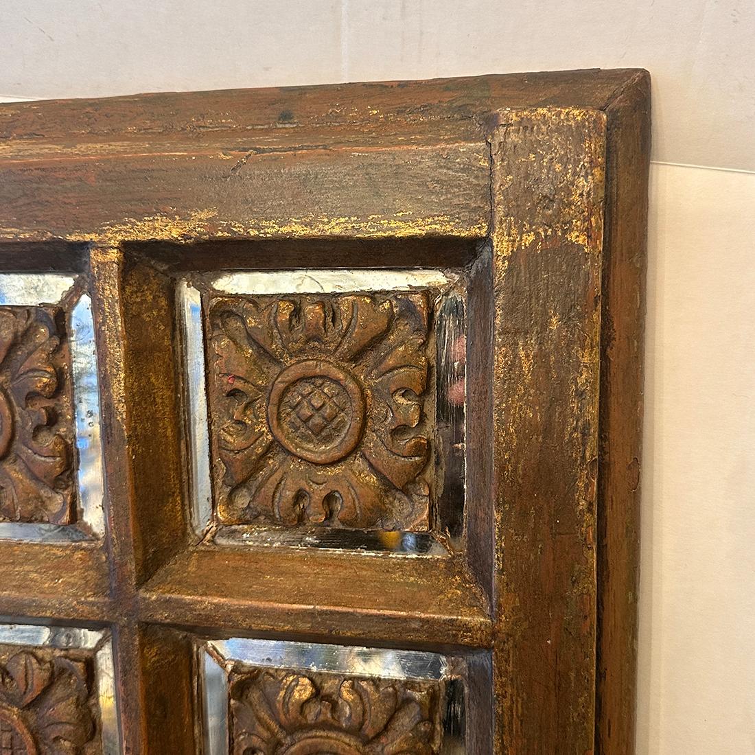 Un candelabro italiano de madera dorada de hacia 1920 con inserciones de espejo.

Medidas:
Altura: 50
Anchura: 20,5
Profundidad: 12