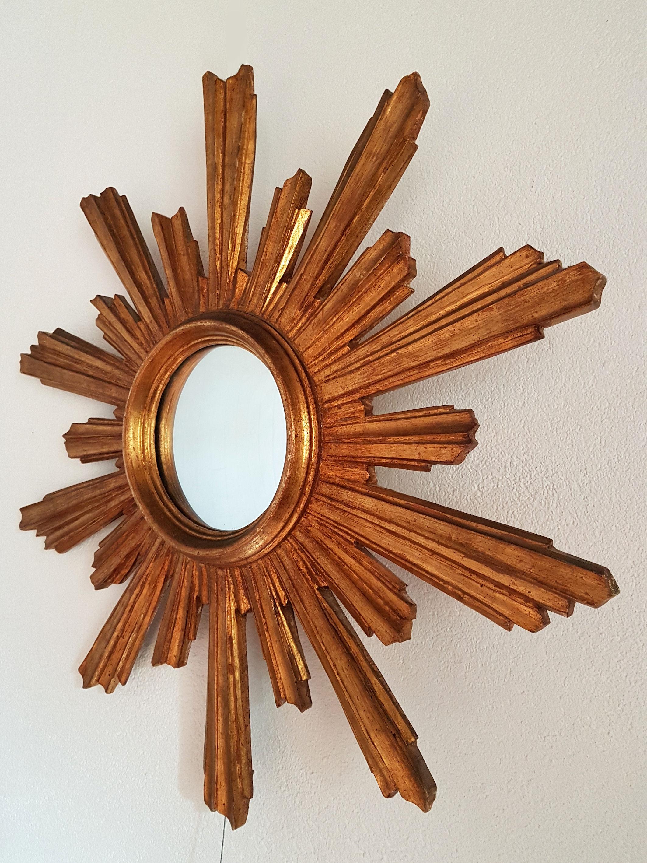 Large giltwood sunburst wall mirror, from the end of 19th century, France.
The center round mirror is convex, and original.
Very good condition.
