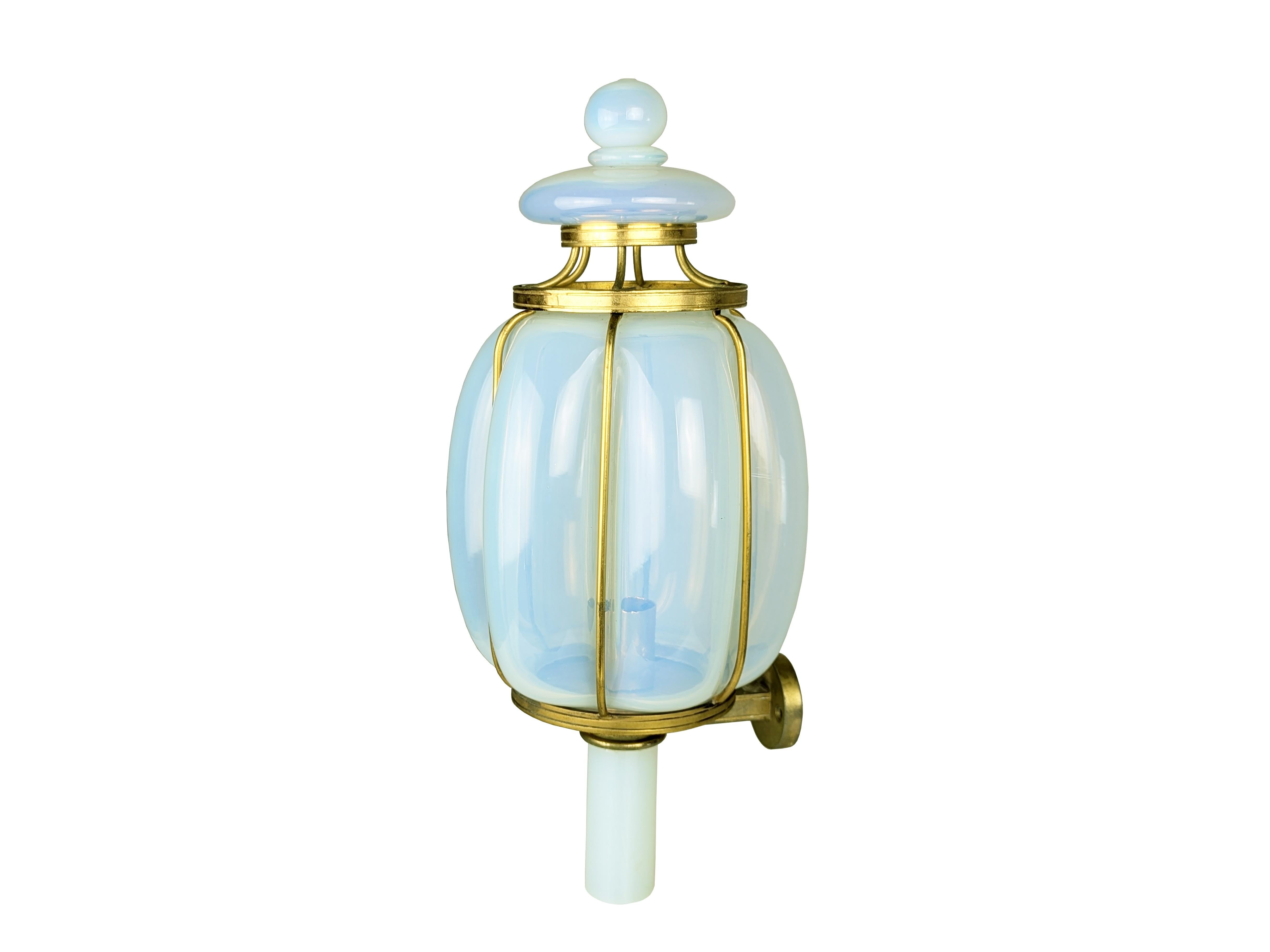 Large Gilted Metal & Iridescent Murano Glass 1940s Sconce For Sale 4