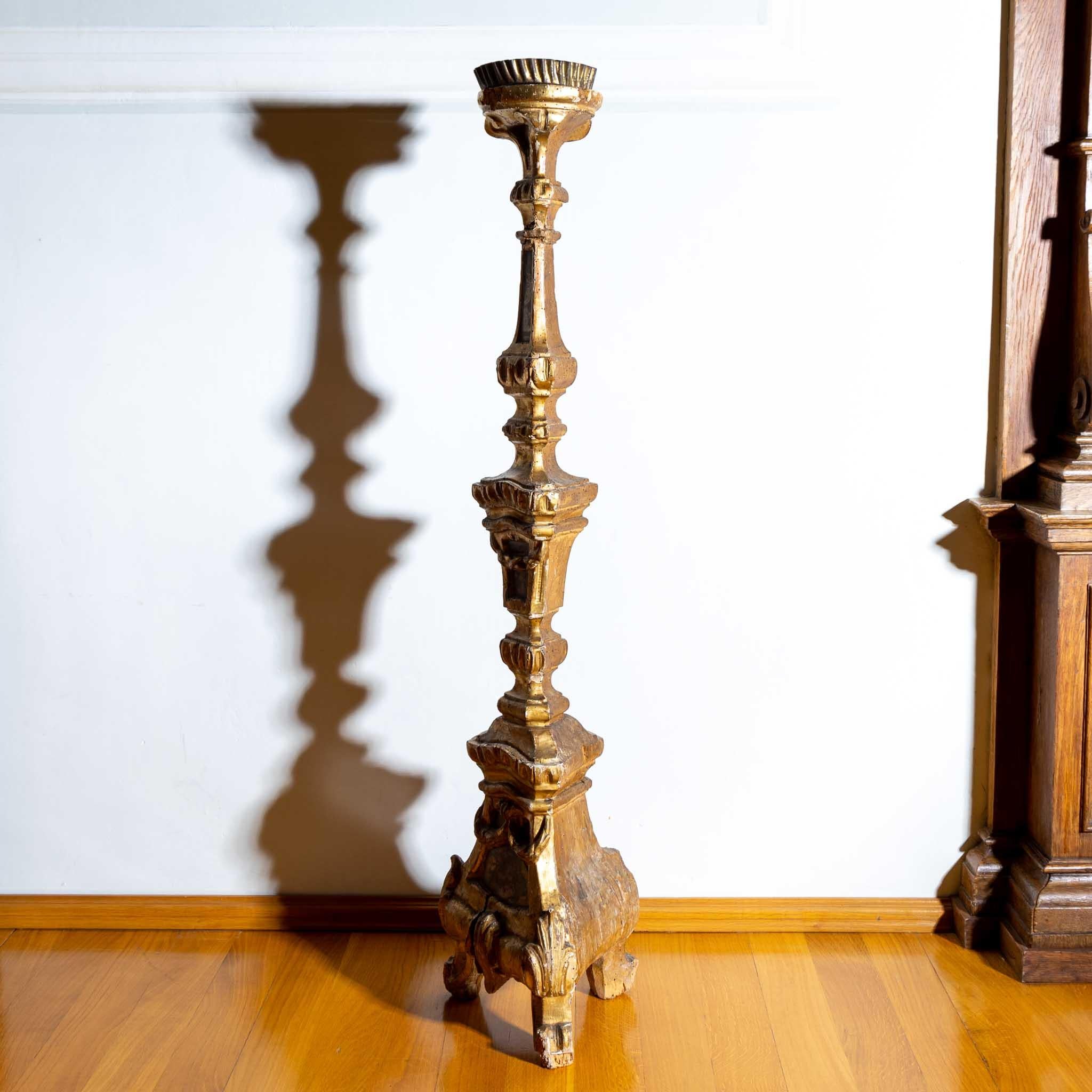 XVIIIe siècle et antérieur Grand bougeoir d'autel baroque en bois doré, Italie, 18e en vente