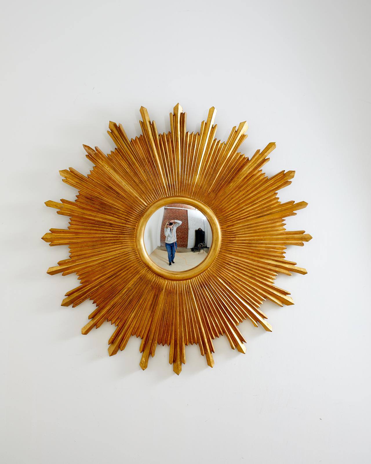 Grand miroir en bois doré sculpté en forme de soleil convexe en vente 3