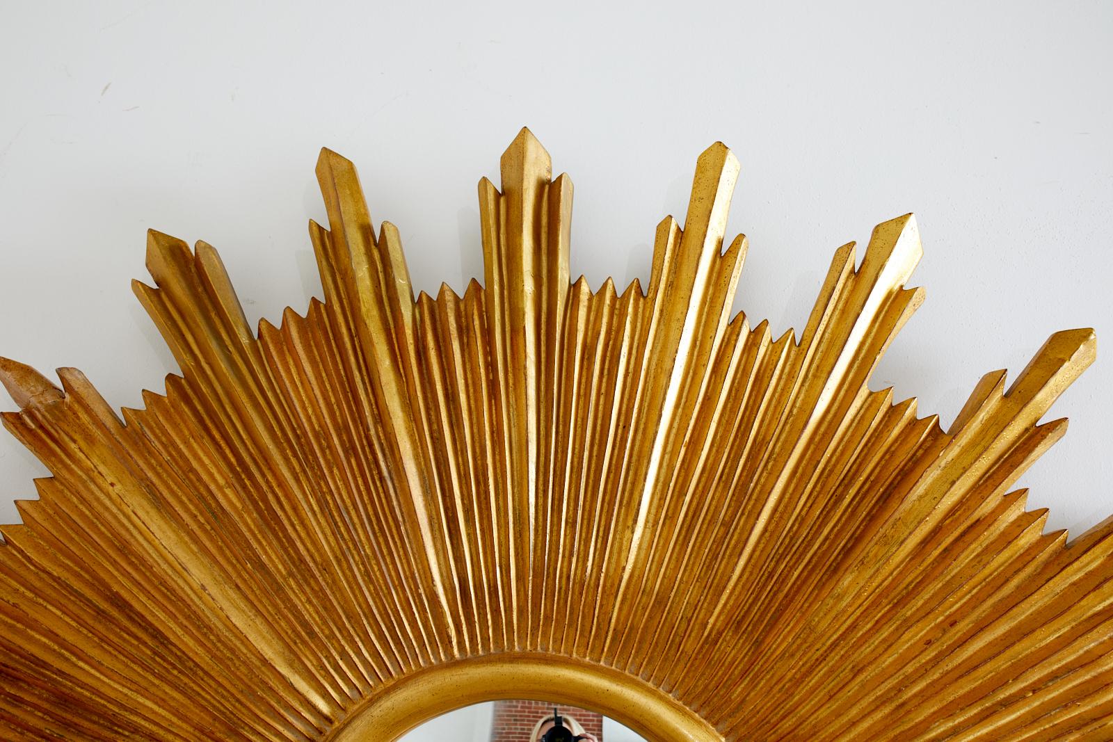 Fait main Grand miroir en bois doré sculpté en forme de soleil convexe en vente