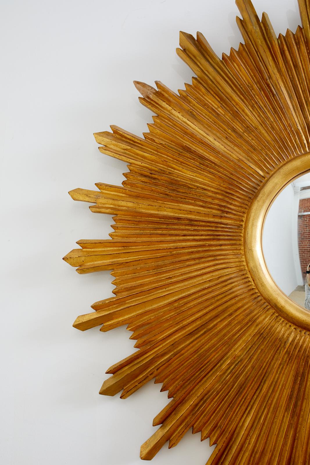 20ième siècle Grand miroir en bois doré sculpté en forme de soleil convexe en vente