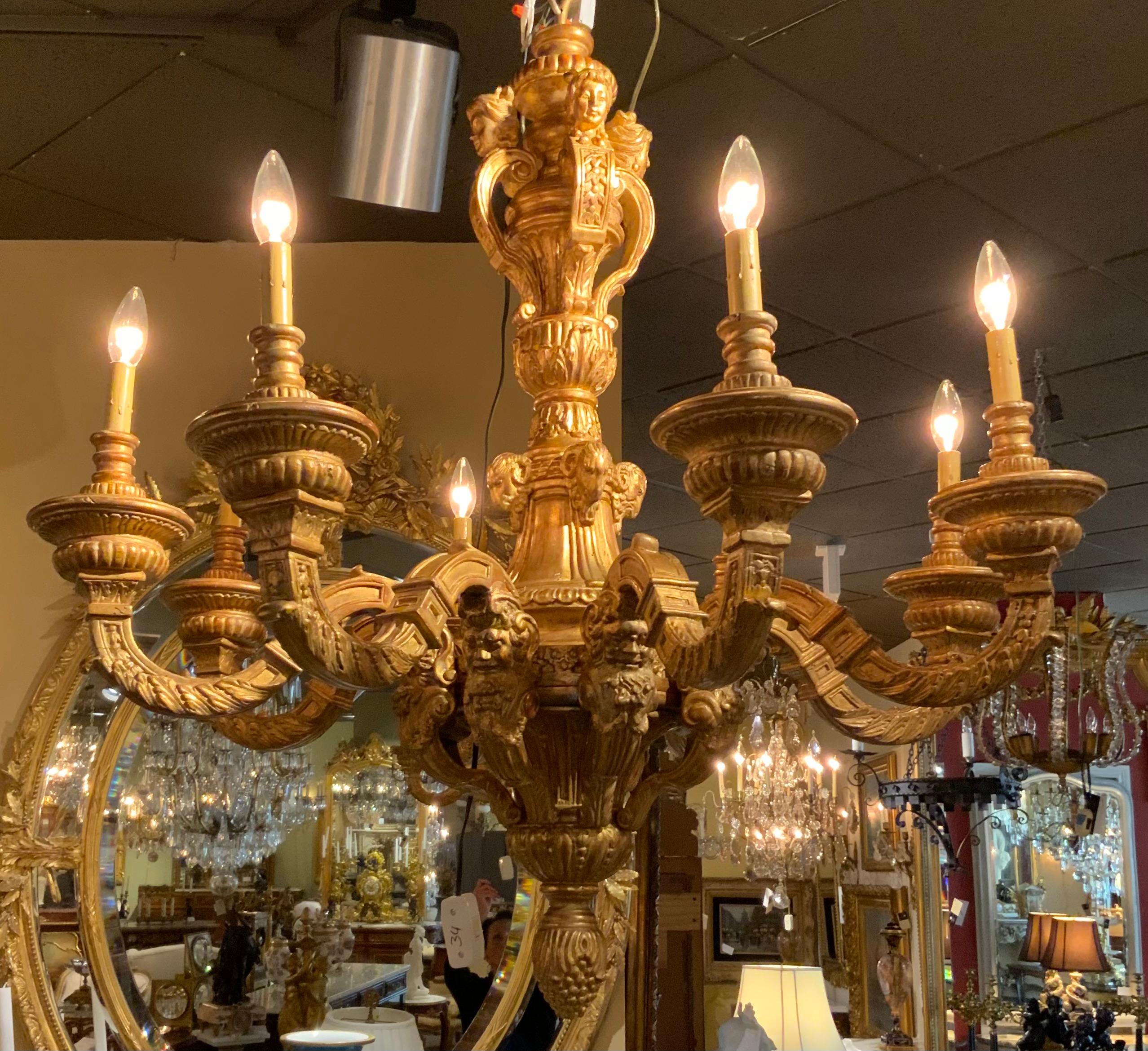 Français Grand lustre à huit lumières en bois doré de style Régence en vente