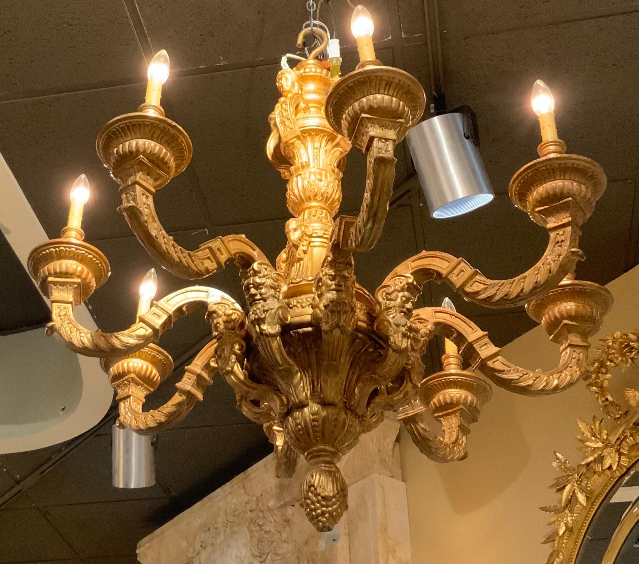 Sculpté à la main Grand lustre à huit lumières en bois doré de style Régence en vente