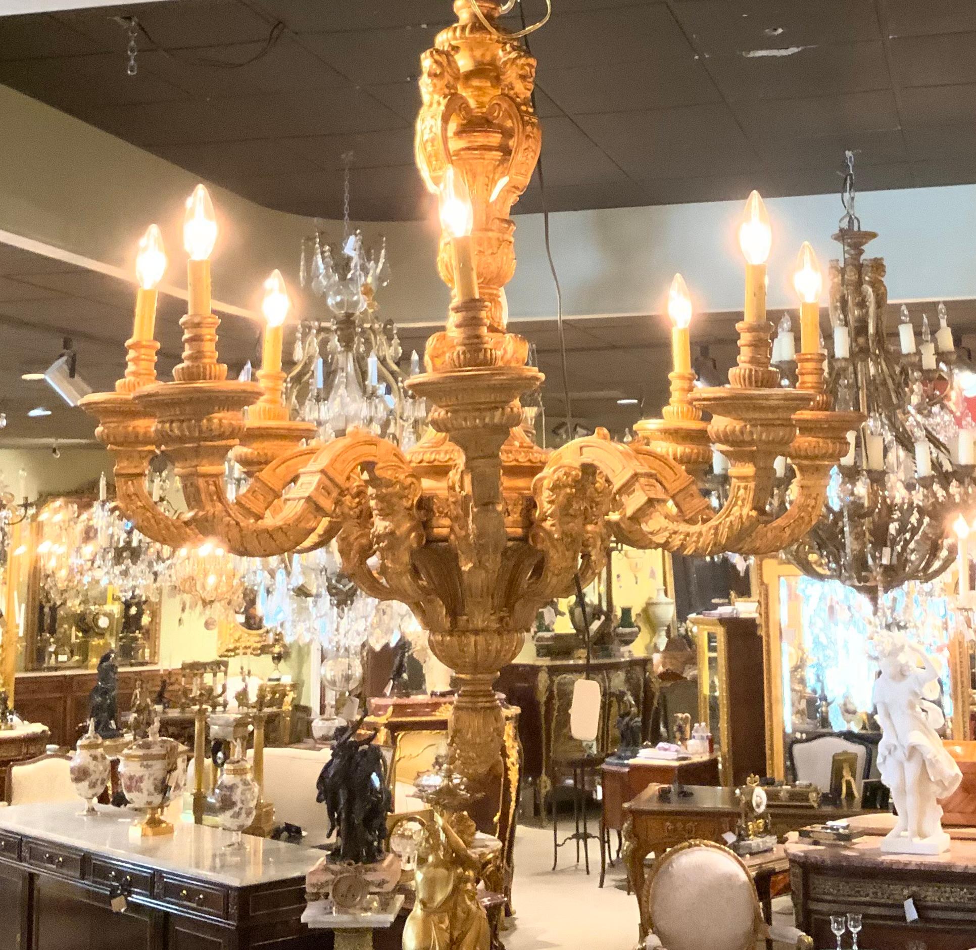 Grand lustre à huit lumières en bois doré de style Régence Excellent état - En vente à Houston, TX