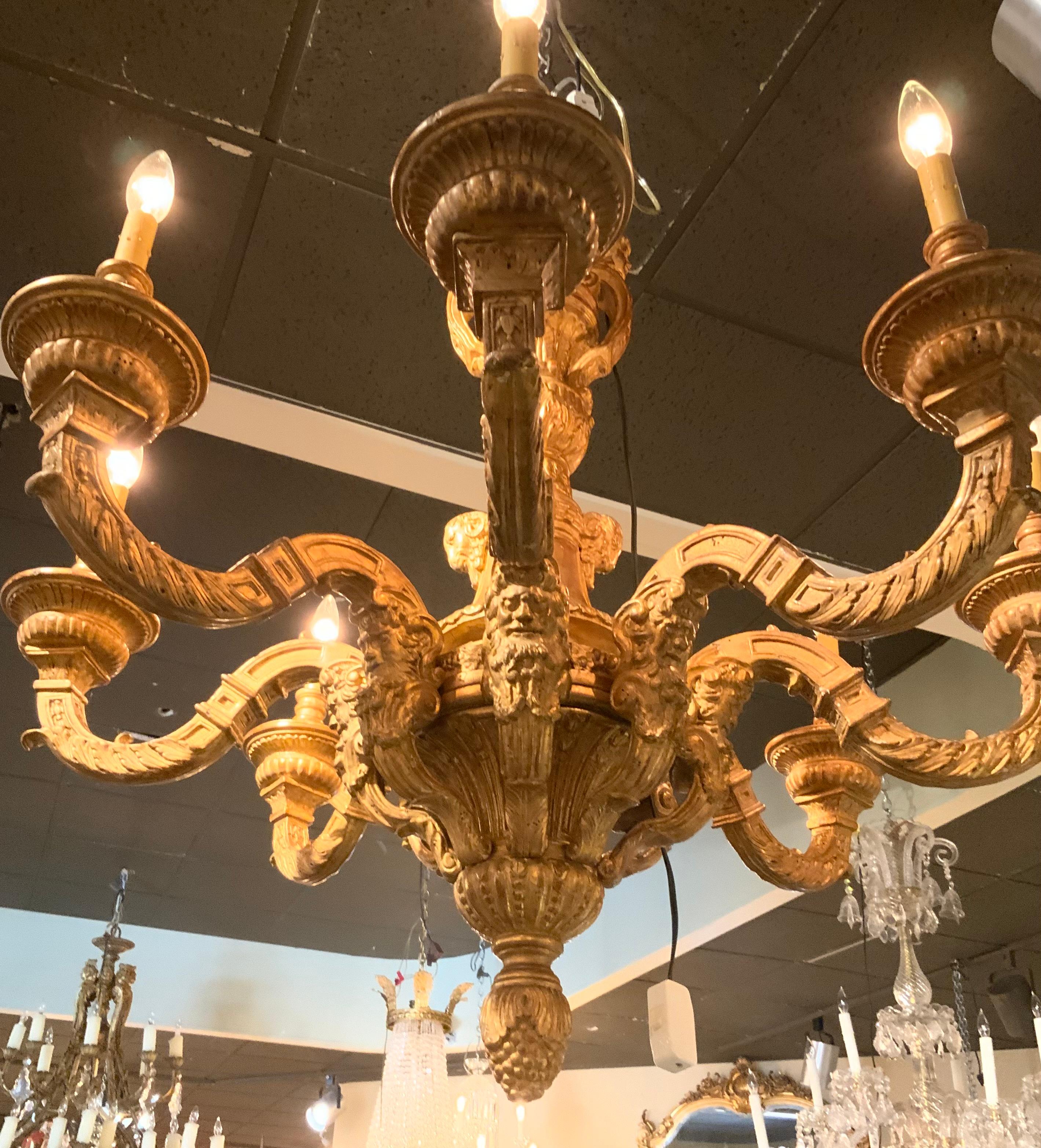 20ième siècle Grand lustre à huit lumières en bois doré de style Régence en vente