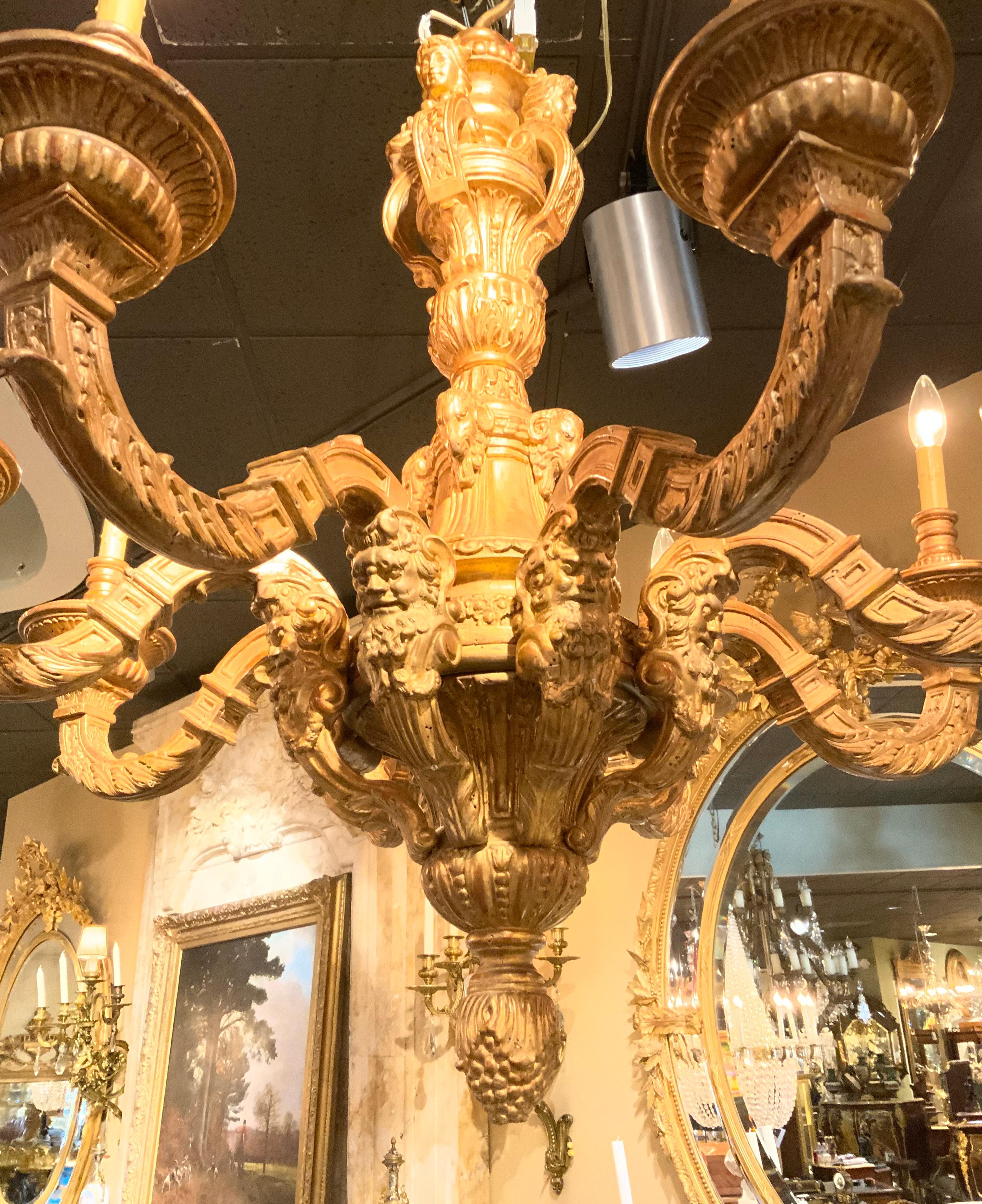Bois doré Grand lustre à huit lumières en bois doré de style Régence en vente