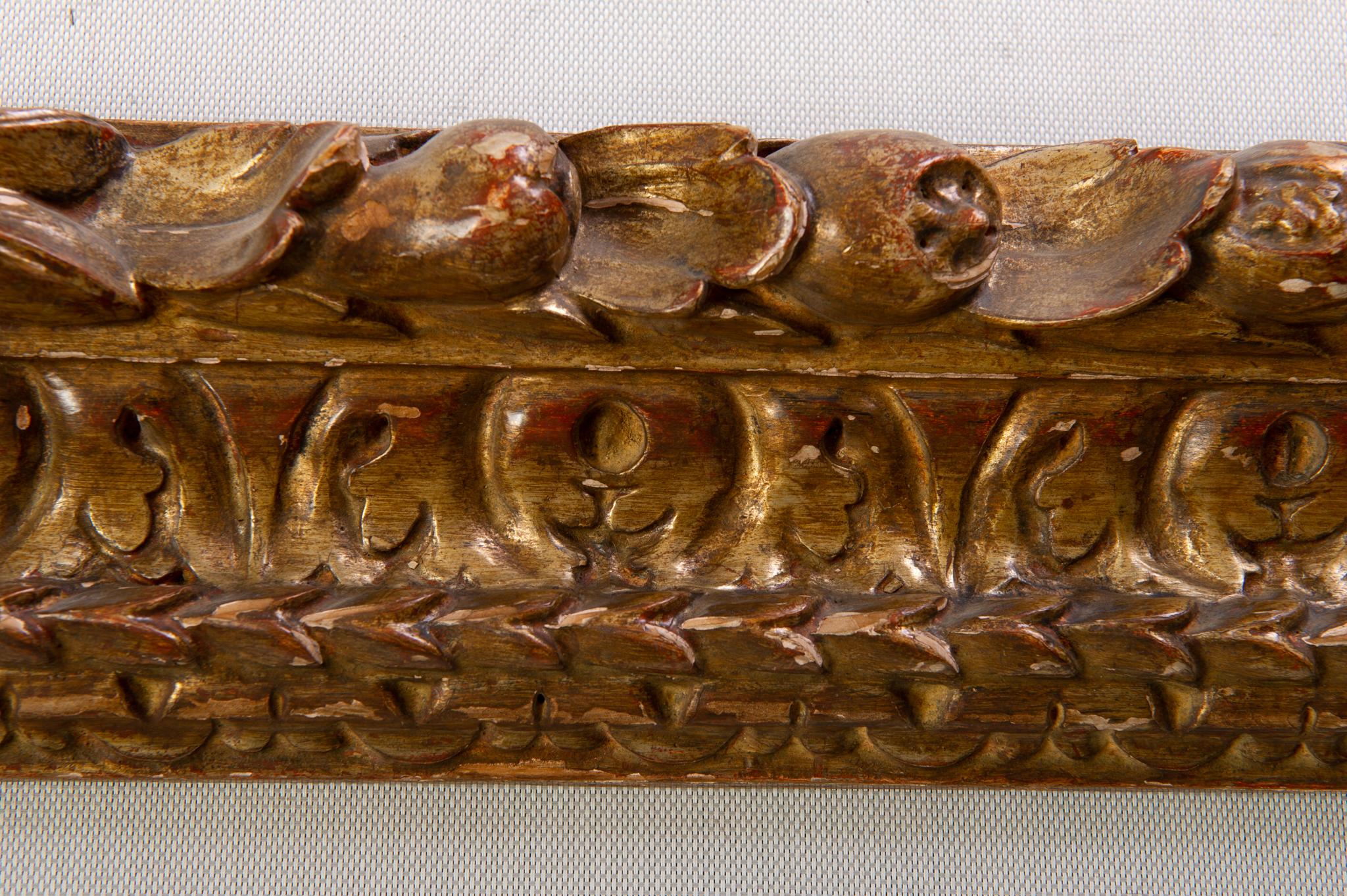 Sculpté à la main Grand cadre en bois doré avec grenades en vente