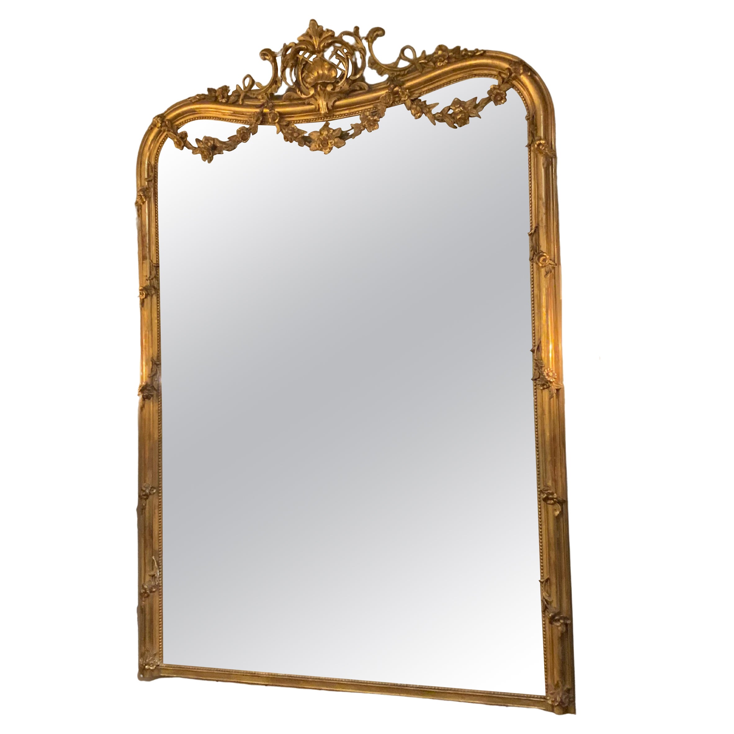 Grand miroir en bois doré de style Louis XV avec ornements floraux sculptés