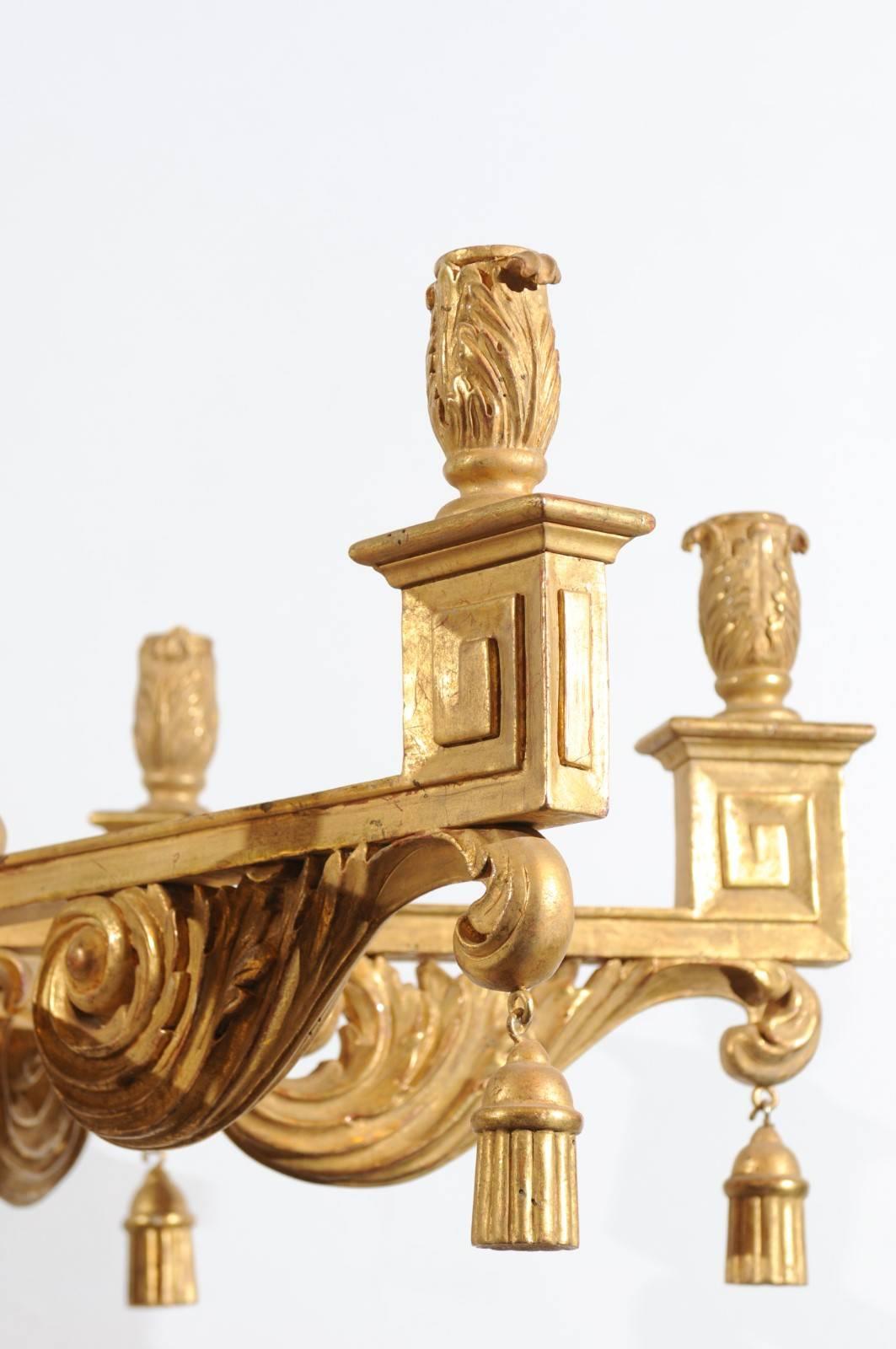Grand lustre néoclassique en bois doré avec pampilles et 6 lampes en vente 4