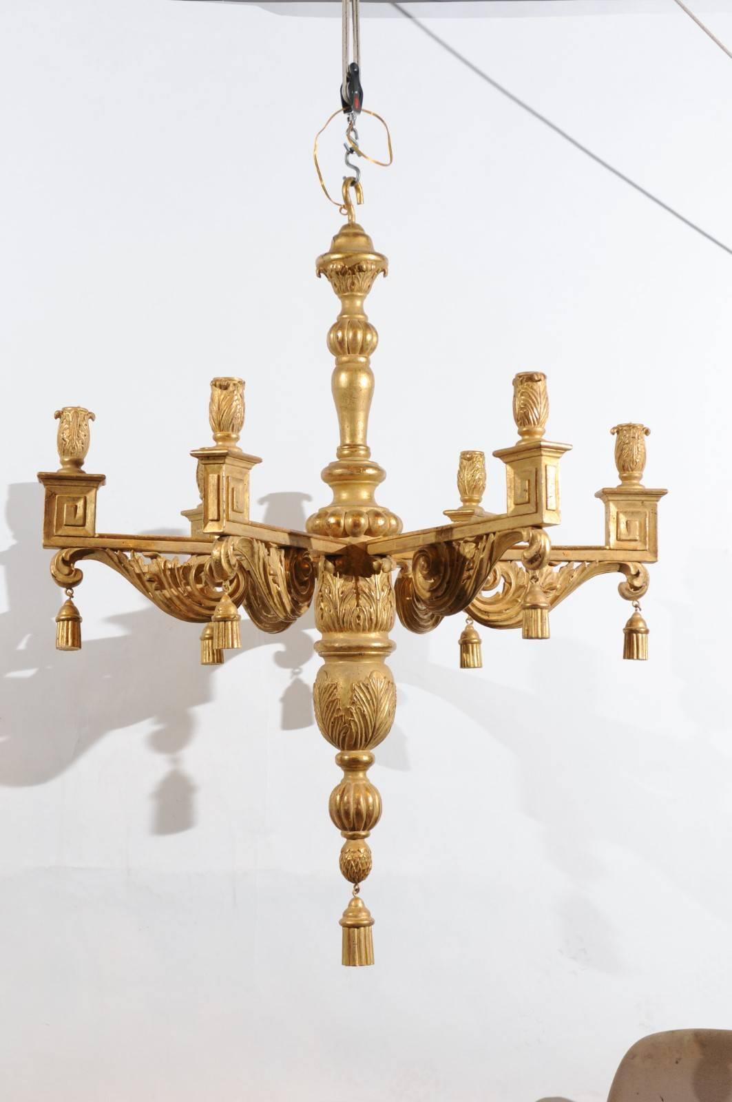 Grand lustre en bois doré de style néoclassique avec glands et 6 lumières.