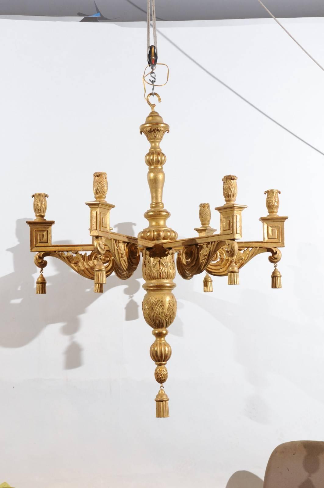 Sculpté à la main Grand lustre néoclassique en bois doré avec pampilles et 6 lampes en vente