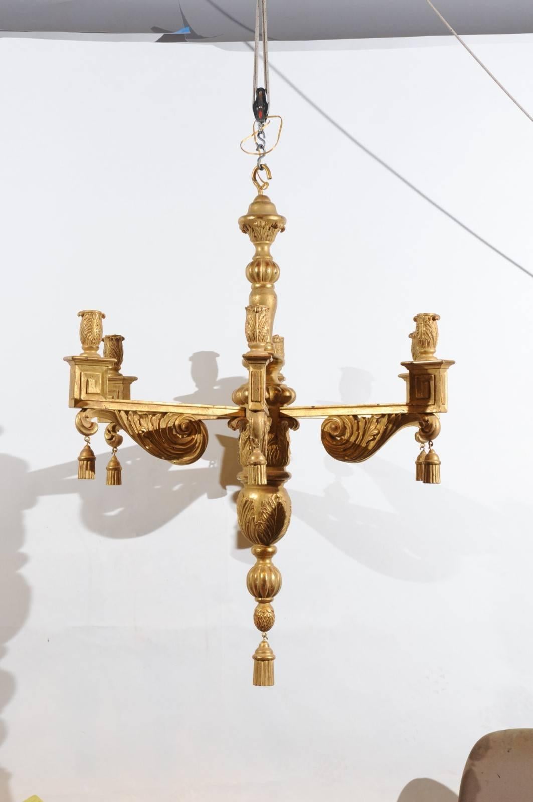 Grand lustre néoclassique en bois doré avec pampilles et 6 lampes Bon état - En vente à Atlanta, GA
