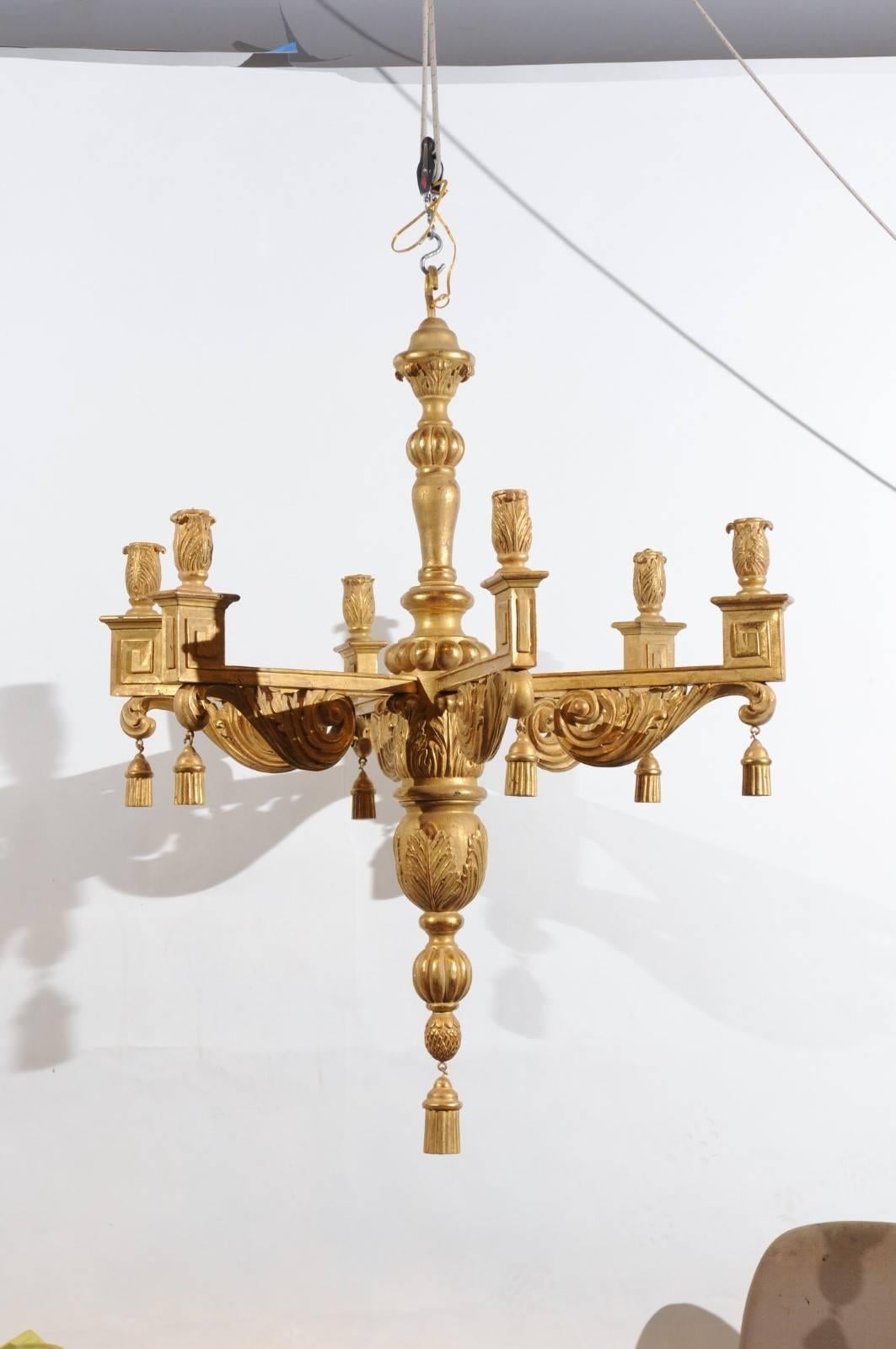 20ième siècle Grand lustre néoclassique en bois doré avec pampilles et 6 lampes en vente
