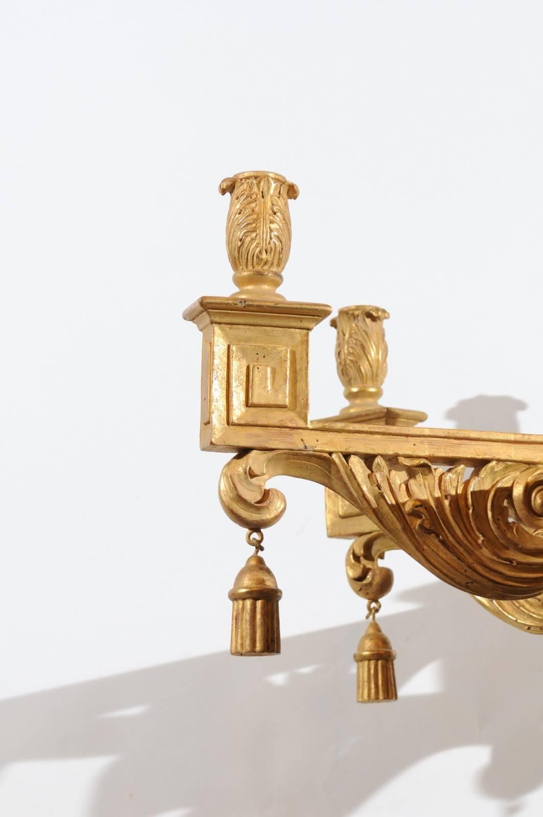 Bois Grand lustre néoclassique en bois doré avec pampilles et 6 lampes en vente
