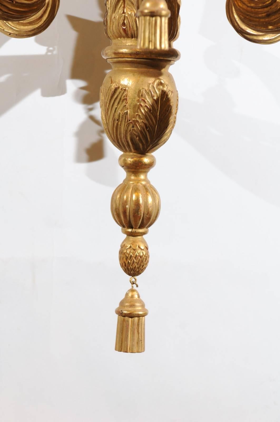Grand lustre néoclassique en bois doré avec pampilles et 6 lampes en vente 1