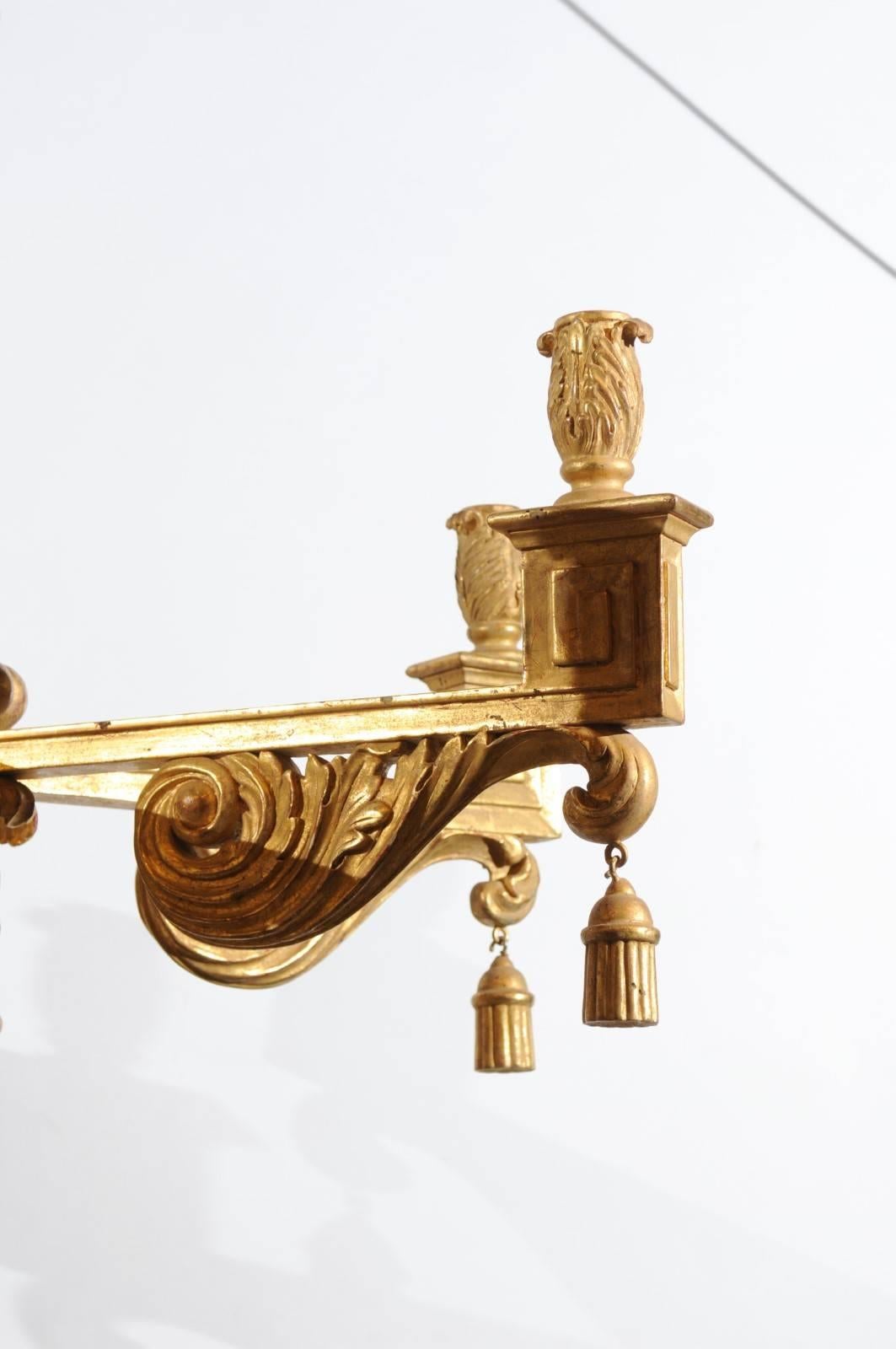 Grande lampadario neoclassico in legno dorato con nappe e 6 luci in vendita 2