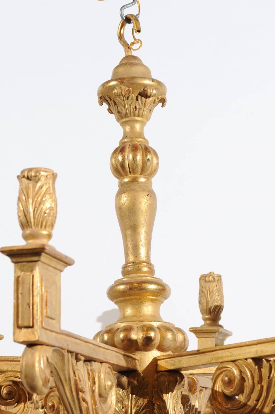 Grand lustre néoclassique en bois doré avec pampilles et 6 lampes en vente 3