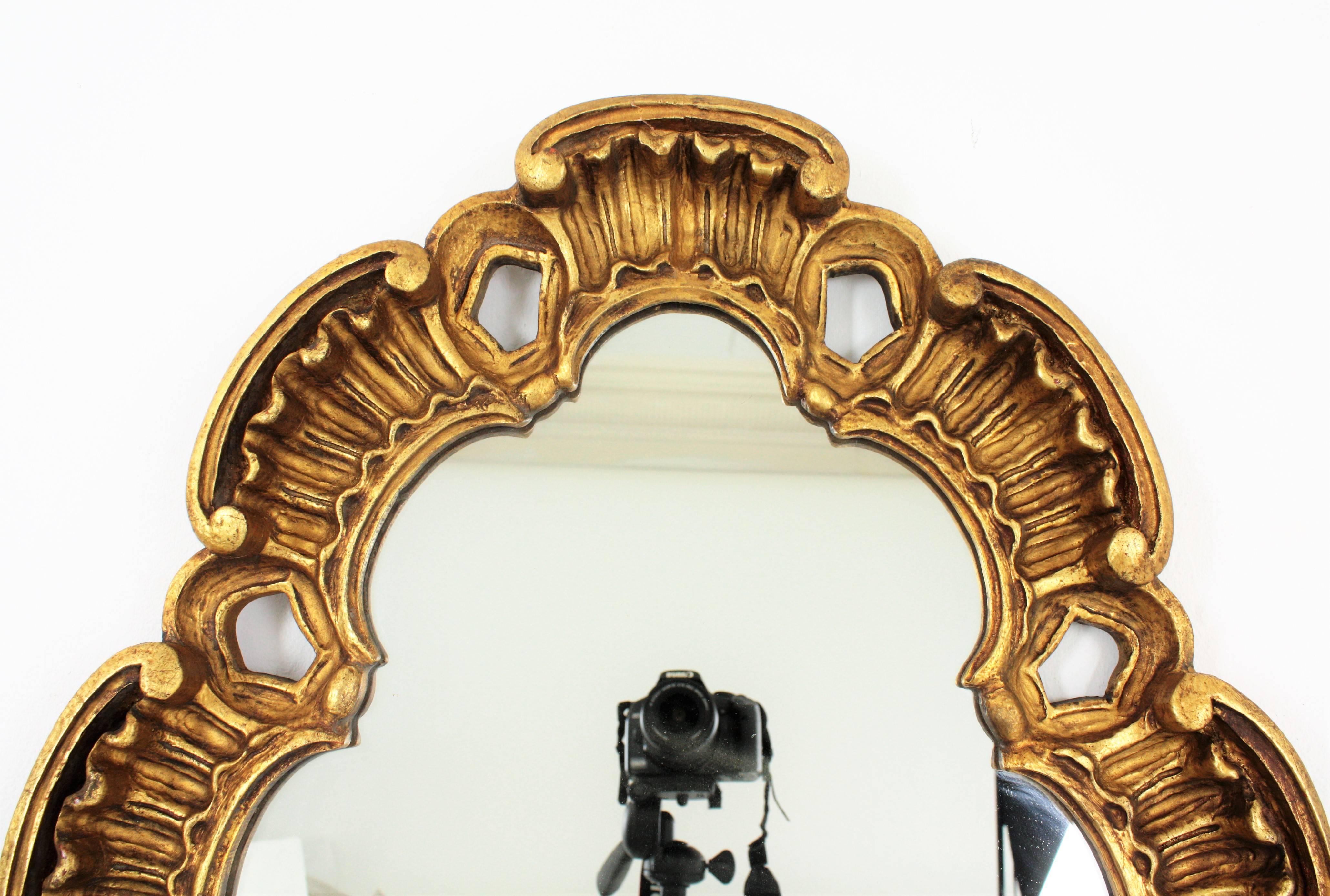 Francisco Hurtado Grand miroir ovale en bois doré avec cadre festonné, Espagne, années 1950 Bon état - En vente à Barcelona, ES