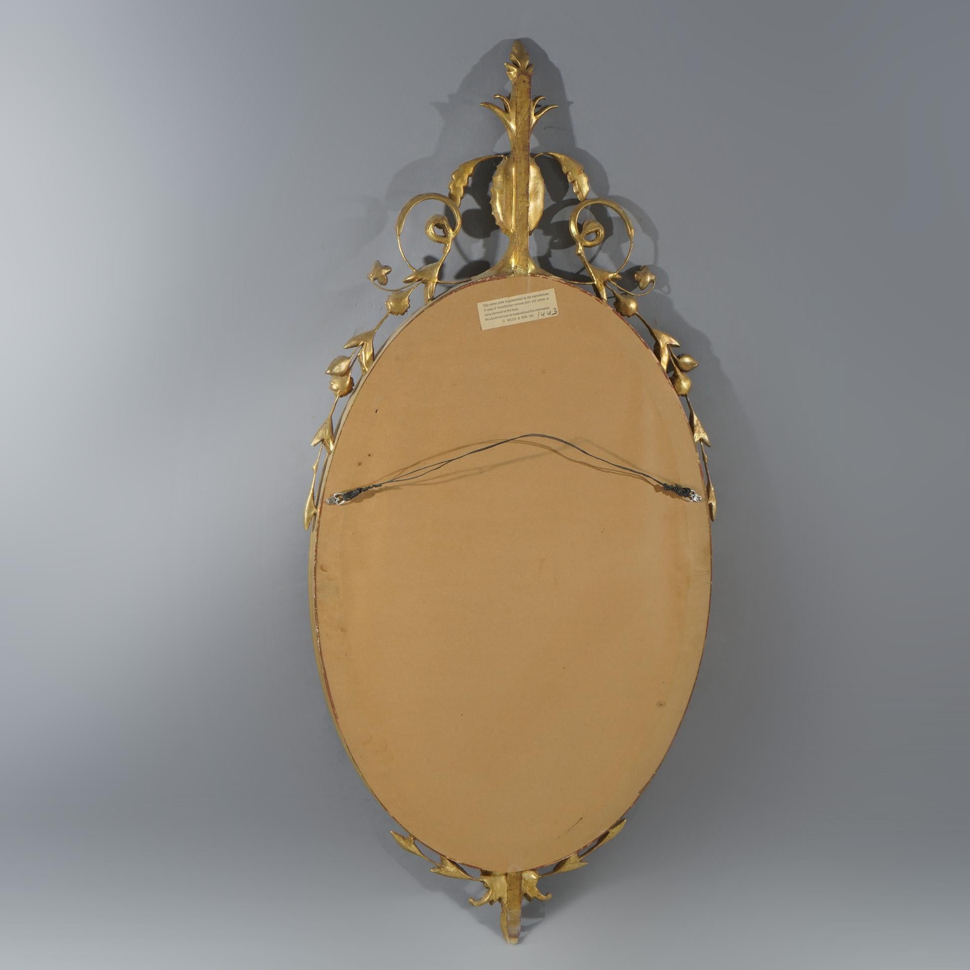 Grande specchio da parete ovale in legno dorato con elementi floreali, fogliame e volute del XX secolo in vendita 3