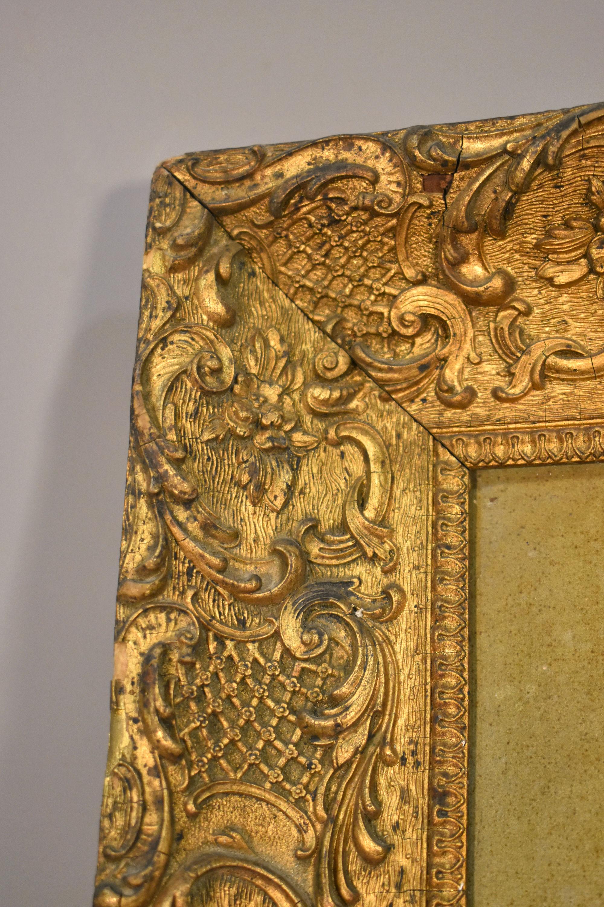 Grand cadre en bois doré à décor complexe de style Louis XV en vente 3