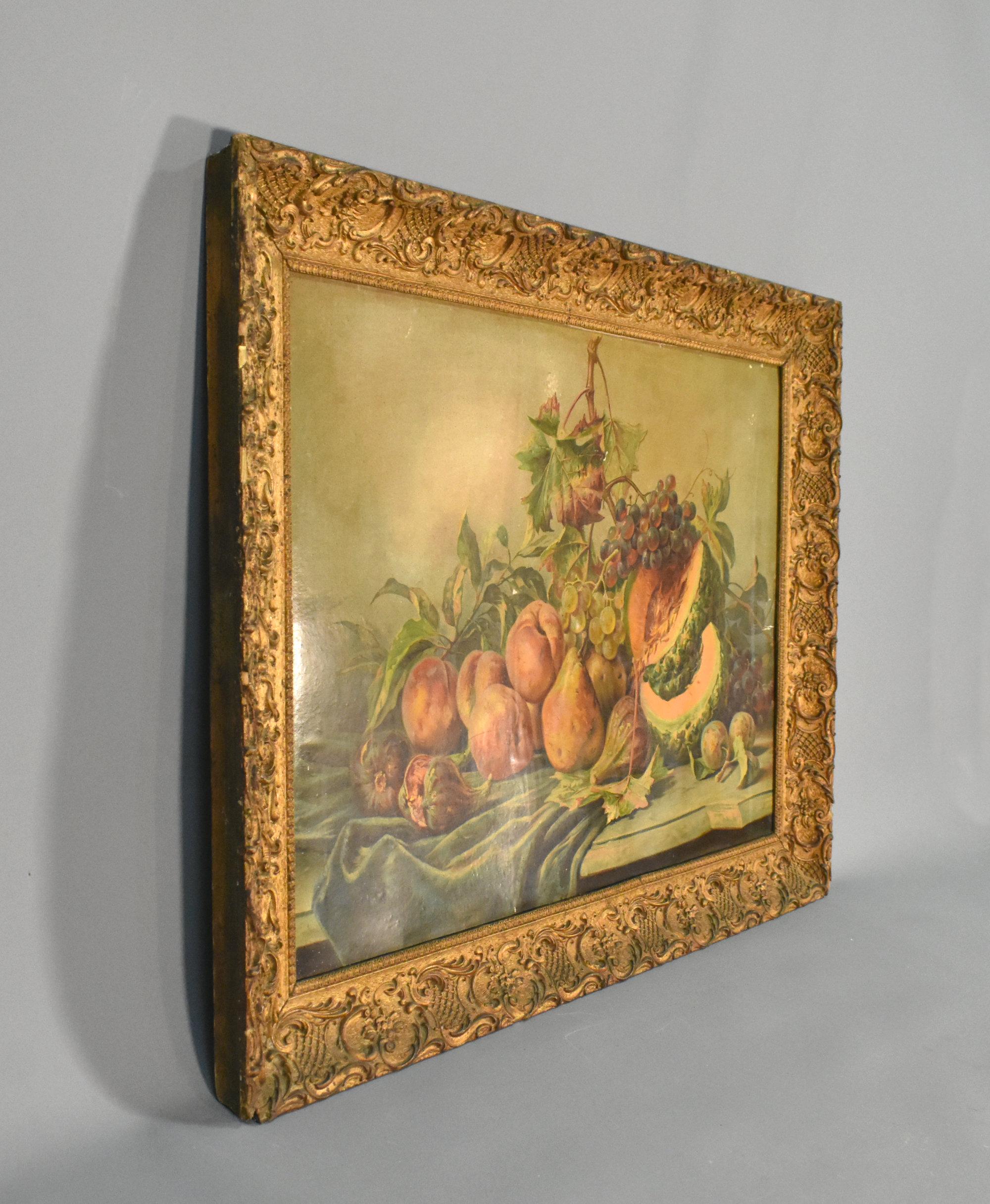 Grand cadre en bois doré avec décoration complexe de style Louis XVI 

Ce grand cadre en bois doré est abondamment décoré d'un motif récurrent de feuilles et de fleurs tourbillonnantes.

Provenant du sud de la France, avec une nature morte et
