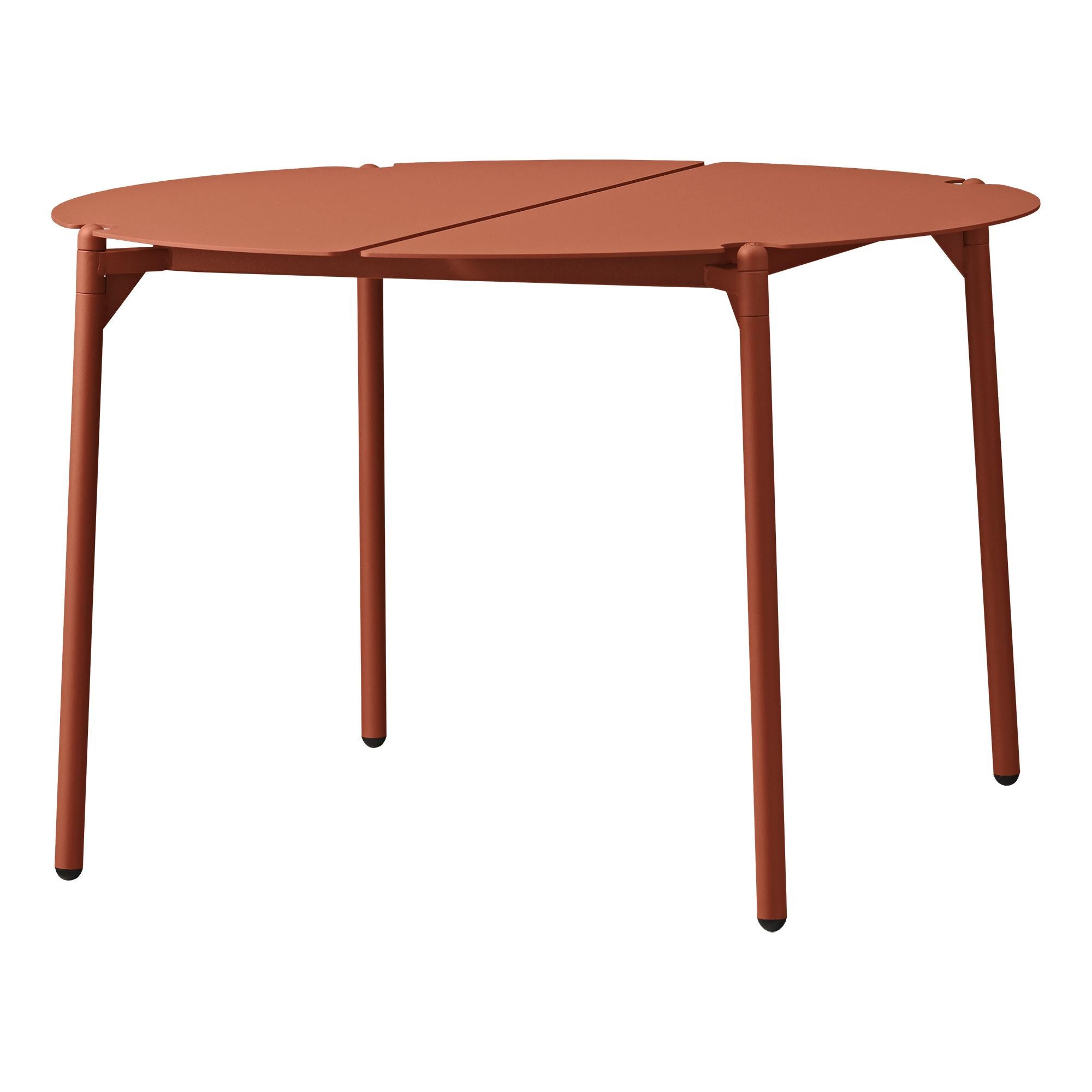 Large ginger bread minimalist lounge table
Dimensions: Diameter 70 x height 45 cm
Materials: Steel w. Matte powder coating & aluminum w. Matte powder coating.
Available in colors: Taupe, bordeaux, forest, ginger bread, black and, black and