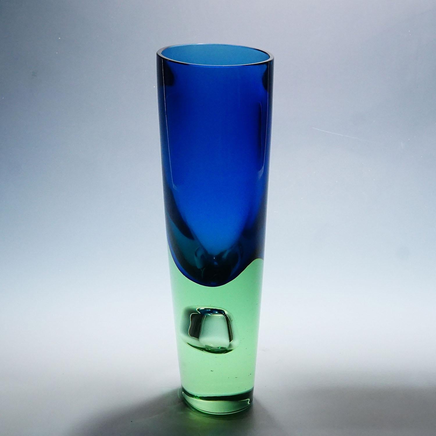 Große Gino Cenedese Sommerso-Vase, ca. 1960er-Jahre

Eine große und schwere Cenedese, Murano Kunstglas Vase in grün und blau sommerso Glas hergestellt. Die Vase weist eine große Luftblase im massiven Sockel auf. Wahrscheinlich von Antonio's Da Ros