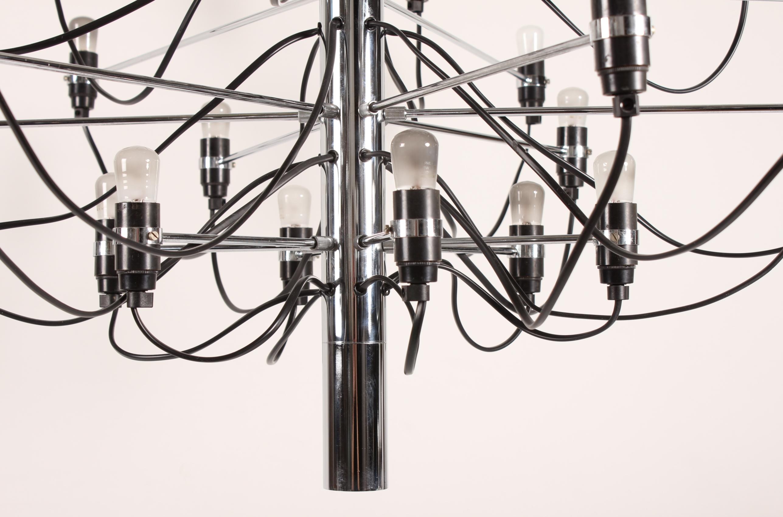 Grand lustre de Gino Sarfatti (1912-1984) modèle 2097 avec 30 bras et ampoules conçu en 1958.
Elle est en métal chromé et fabriquée par Flos dans les années 1980.

Ce lustre, à l'expression légère et simple, s'intégrera aussi bien dans un intérieur