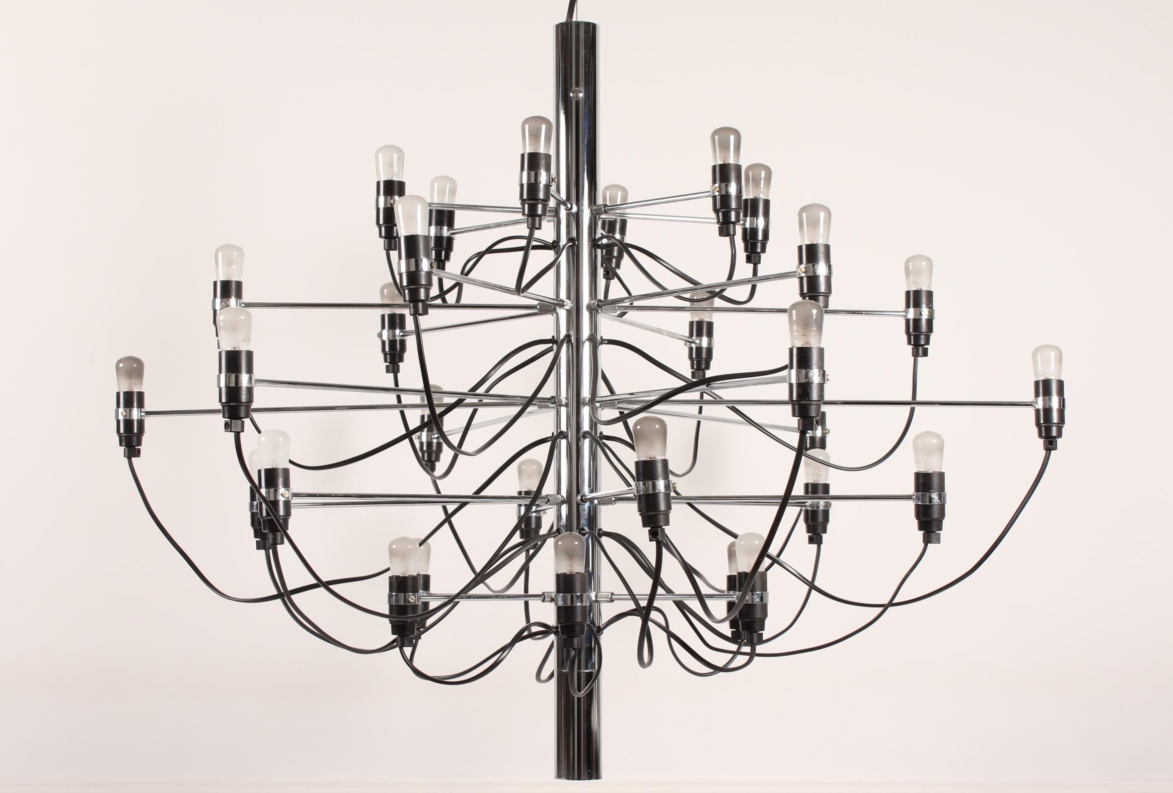 Mid-Century Modern Large Gino Sarfatti 30 Armed Chrome Chandelier Model 2097 Made by Flos, 1980s For Sale