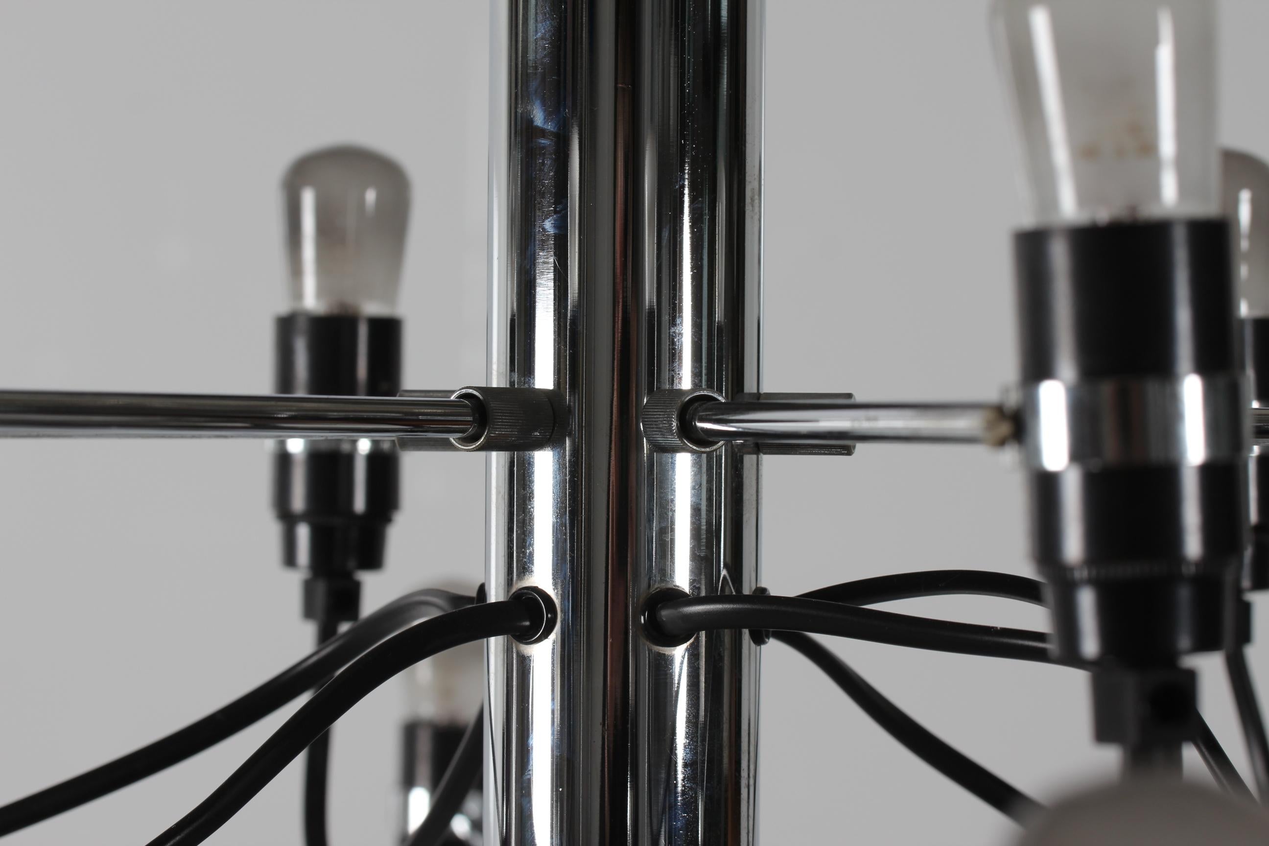 Large Gino Sarfatti 30 Armed Chrome Chandelier Model 2097 Made by Flos, 1980s In Good Condition For Sale In Aarhus C, DK