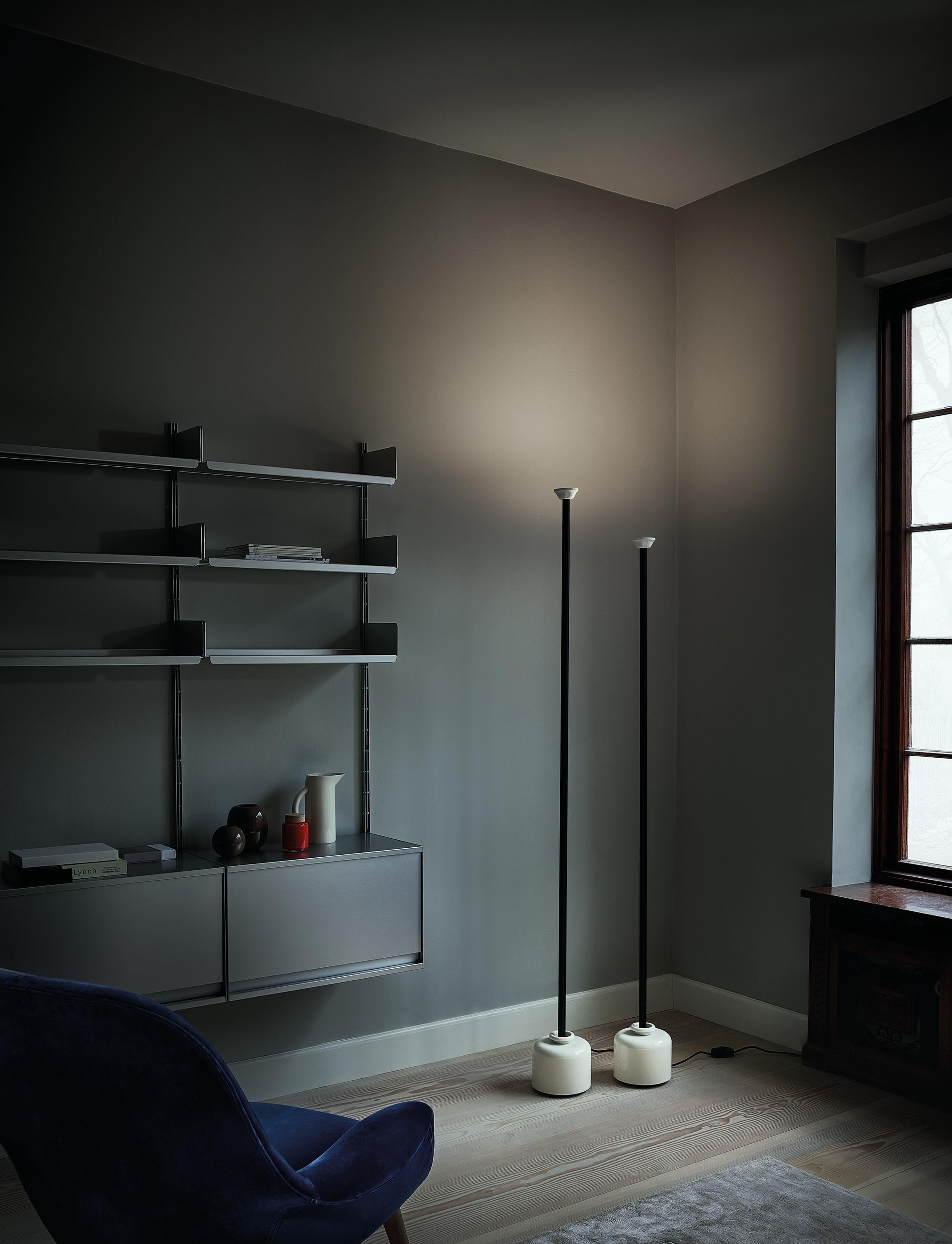 Grand lampadaire Gino Sarfatti modèle 1095 pour Astep.

Conçue à l'origine par Gino Sarfatti en 1968, cette réédition autorisée du lampadaire 1095 d'Astep est élancée, gracieuse et intrigante dans ses disproportions entre la tête et la base. Le