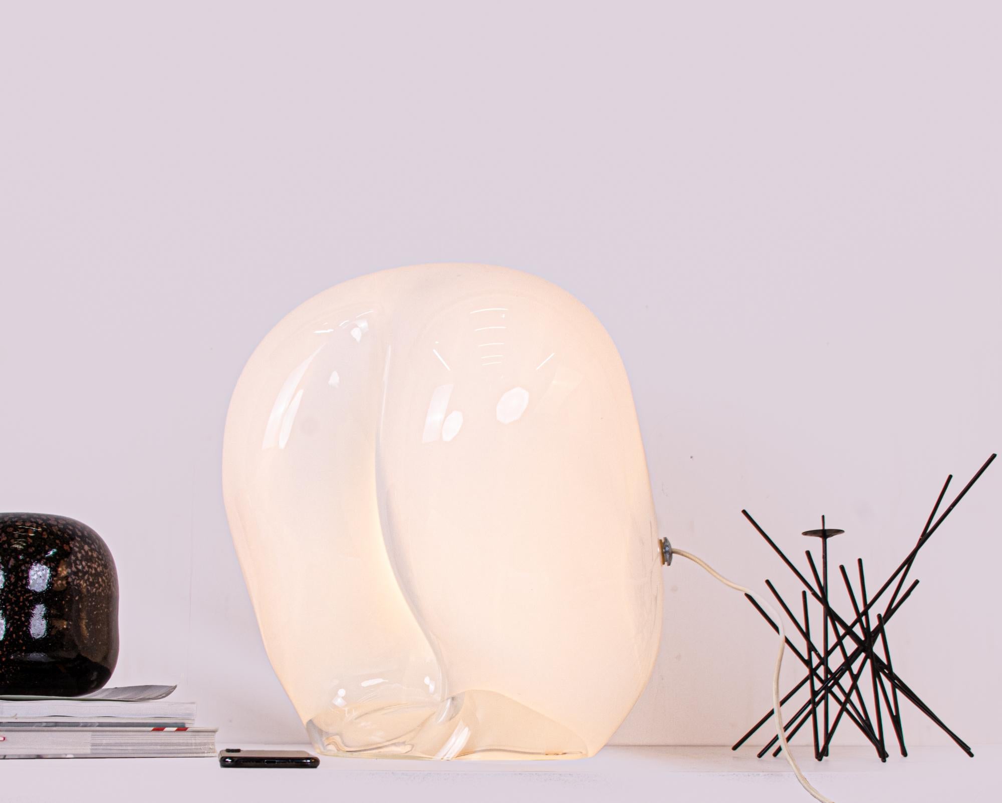Eleganza di una grande lampada bianca biomorfa e parzialmente trasparente in vetro di Murano soffiato a mano. Questa lampada di Murano irradia una luce calda e indiretta nella tua casa moderna e, grazie alle sue dimensioni, può essere utilizzata