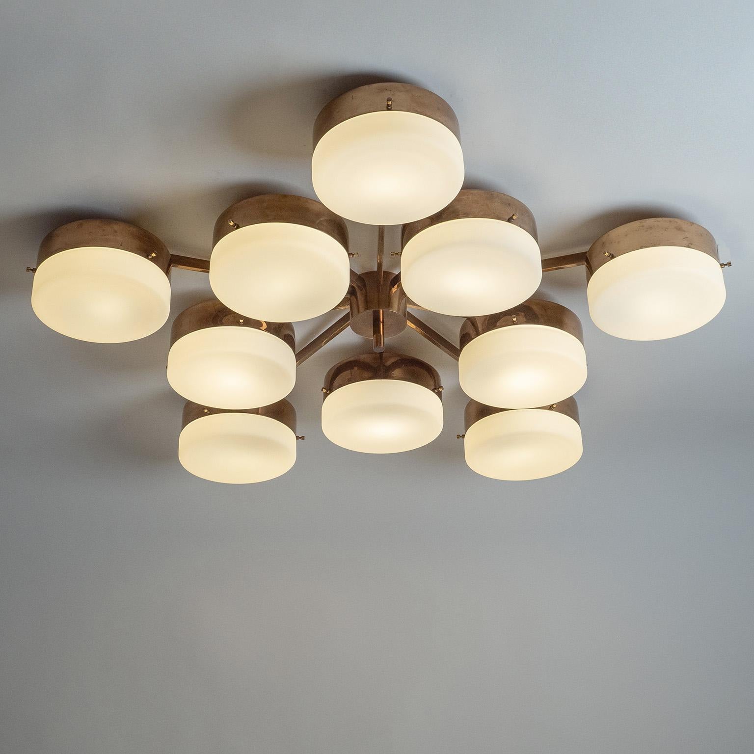 Rare grand plafonnier à 10 bras de Gio Ponti produit par Arredoluce, vers 1960. Grande structure en laiton poli avec diffuseurs en verre satiné. Très bon état d'origine avec une belle patine sur le laiton. 10 douilles E27 d'origine en laiton et