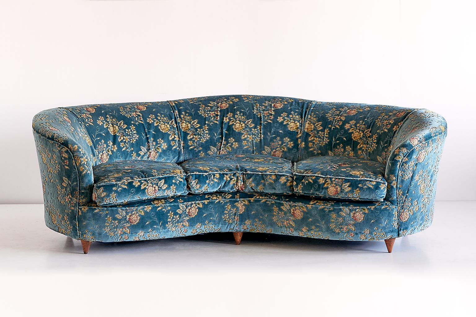 This sumptuous curved sofa was designed and manufactured in Italy in the late 1930s. The design is attributed to Gio Ponti, who has designed similar sofas for the manufacturer Casa e Giardino and the Hotel Bristol in Merano. This elegant sofa