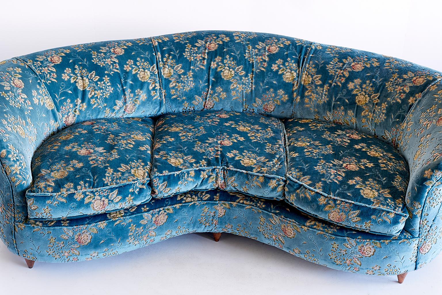 Large Gio Ponti Attributed Curved Sofa in Original Blue Floral Upholstery, 1930s In Fair Condition In The Hague, NL
