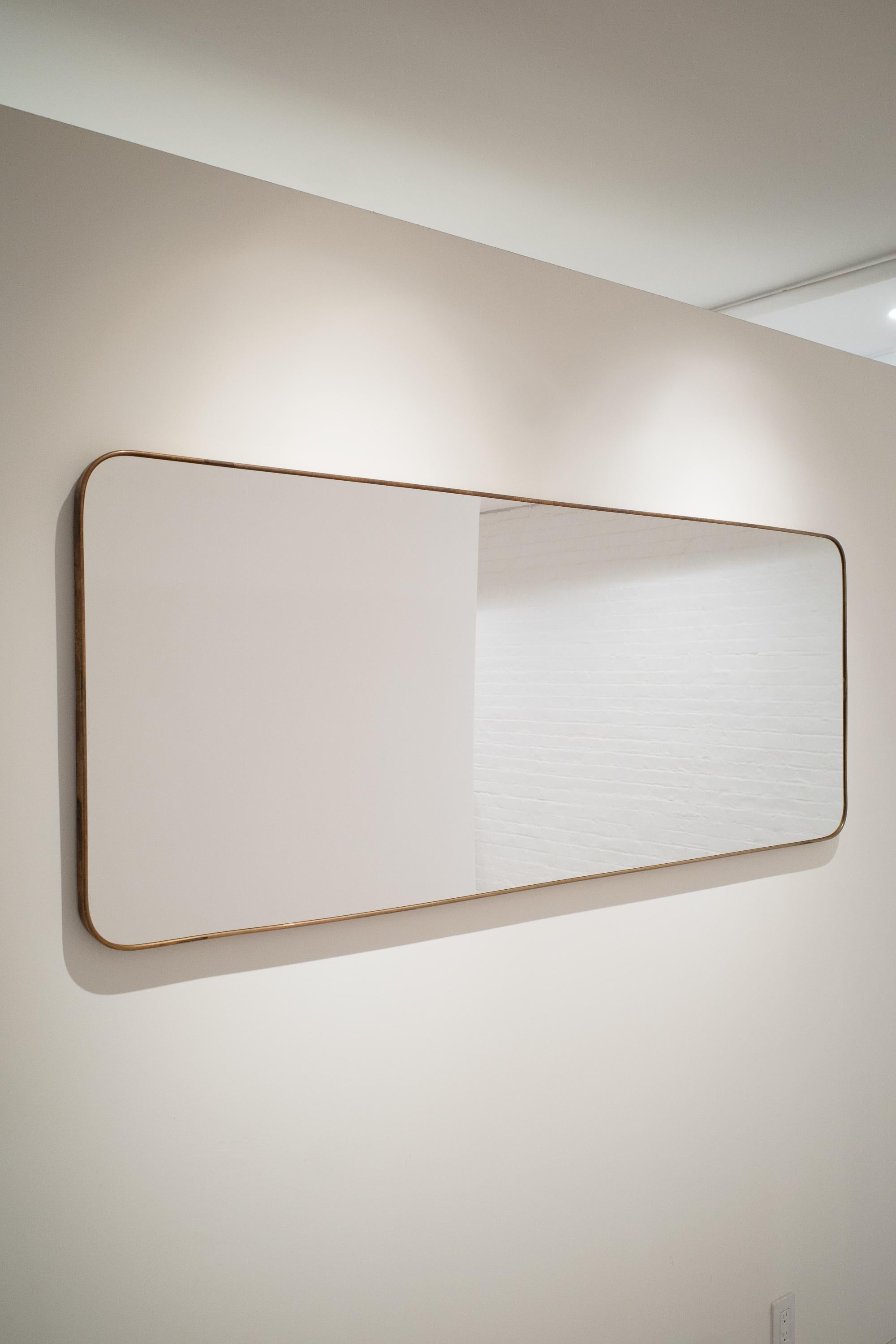 Dieser große Wandspiegel ist ein exquisites Beispiel für das italienische Mid-Century Modern Design und wurde in den 1950er Jahren von dem legendären Architekten und Designer Gio Ponti für den renommierten Hersteller Fontana Arte entworfen. Dieses