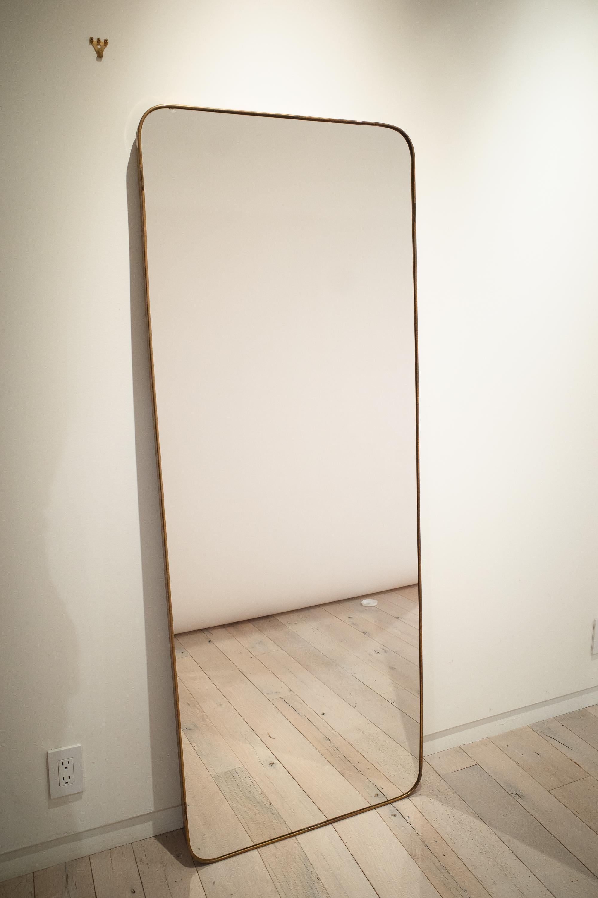 Großer Gio Ponti Wandspiegel von Fontana Arte (Messing) im Angebot