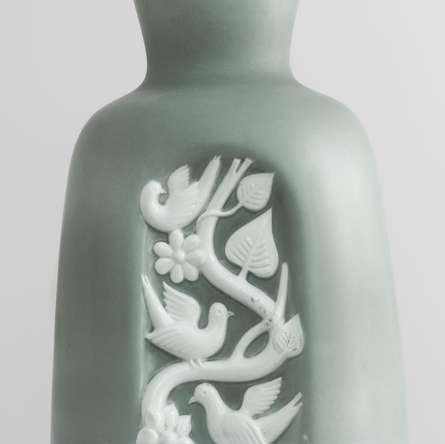Large and rare Richard Ginori ceramic vase, designed by Giovanni Gariboldi in the 1940s, this is one of the largest designs that Gariboldi realized for the manufacture in those years, this version carries a mat green and a glossy white inlaid