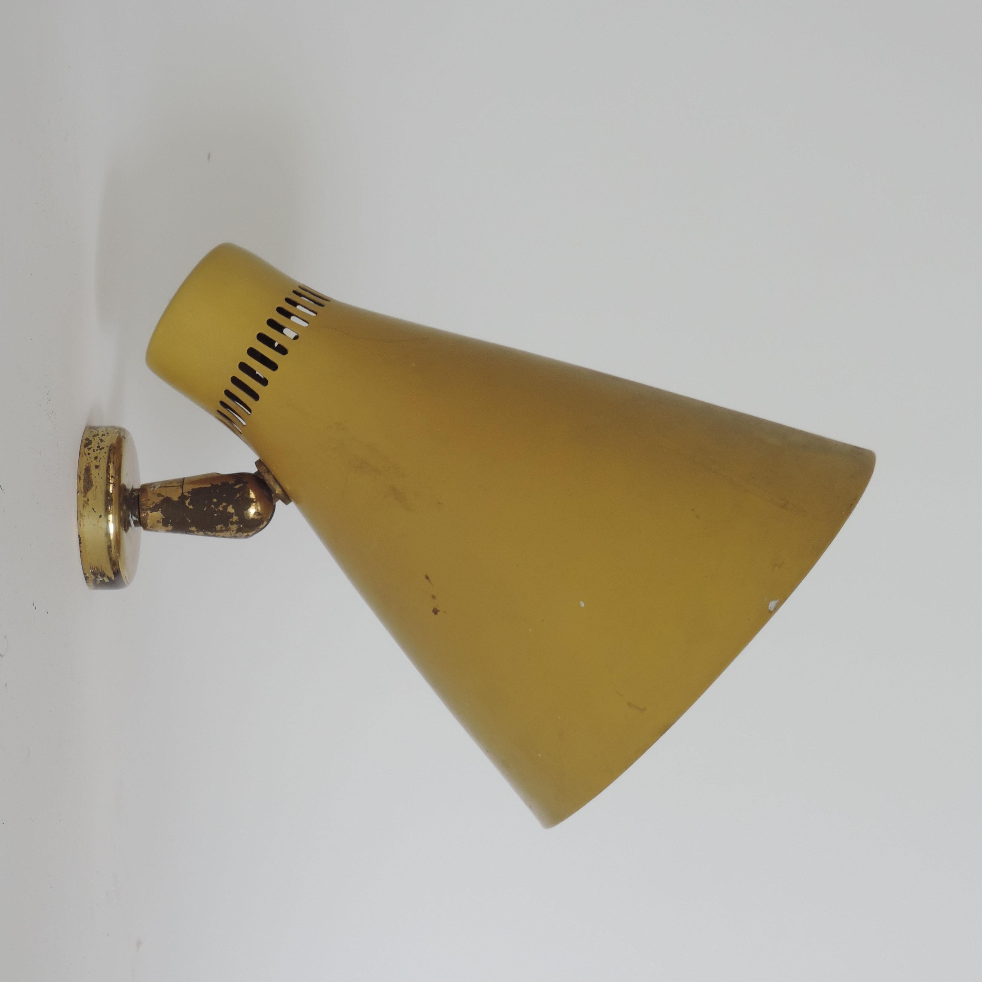 Large Giuseppe Ostuni yellow articulating wall lamp in lacquered aluminum and brass for O-luce, Italy 1950s