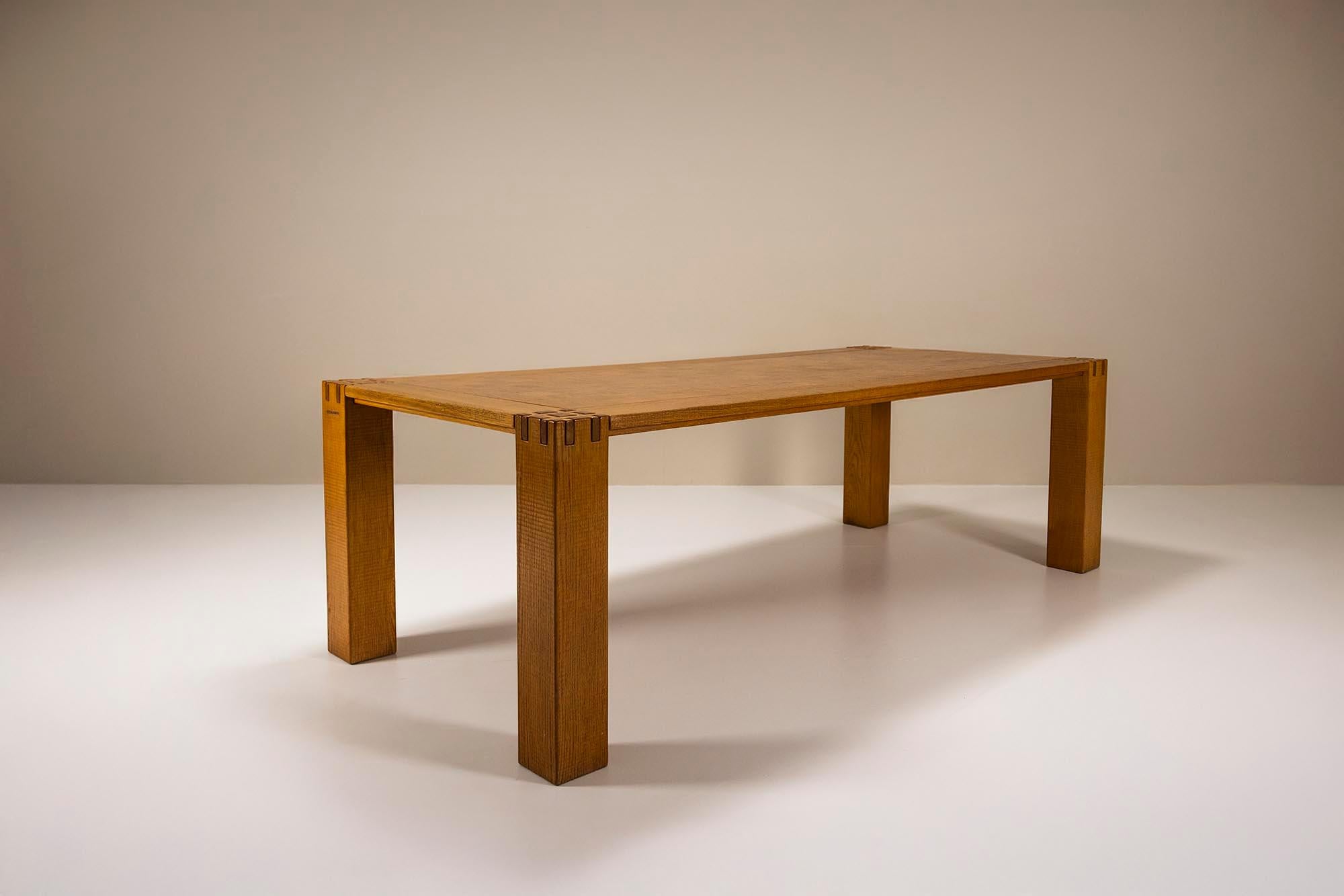 Ein klares Beispiel für präzise Holzbearbeitung. Dieser große Tisch von Officina Rivadossi zeigt die Hingabe der Werkstatt für handwerkliches Können und geradlinige Konstruktion. Mit einem Schwerpunkt auf Material und Methode gebaut, spiegelt es