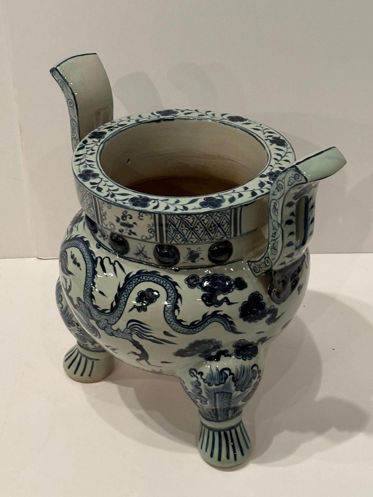 Large Glamorous Blue & White Chinoiserie Planter Urn In Good Condition In Hopewell, NJ