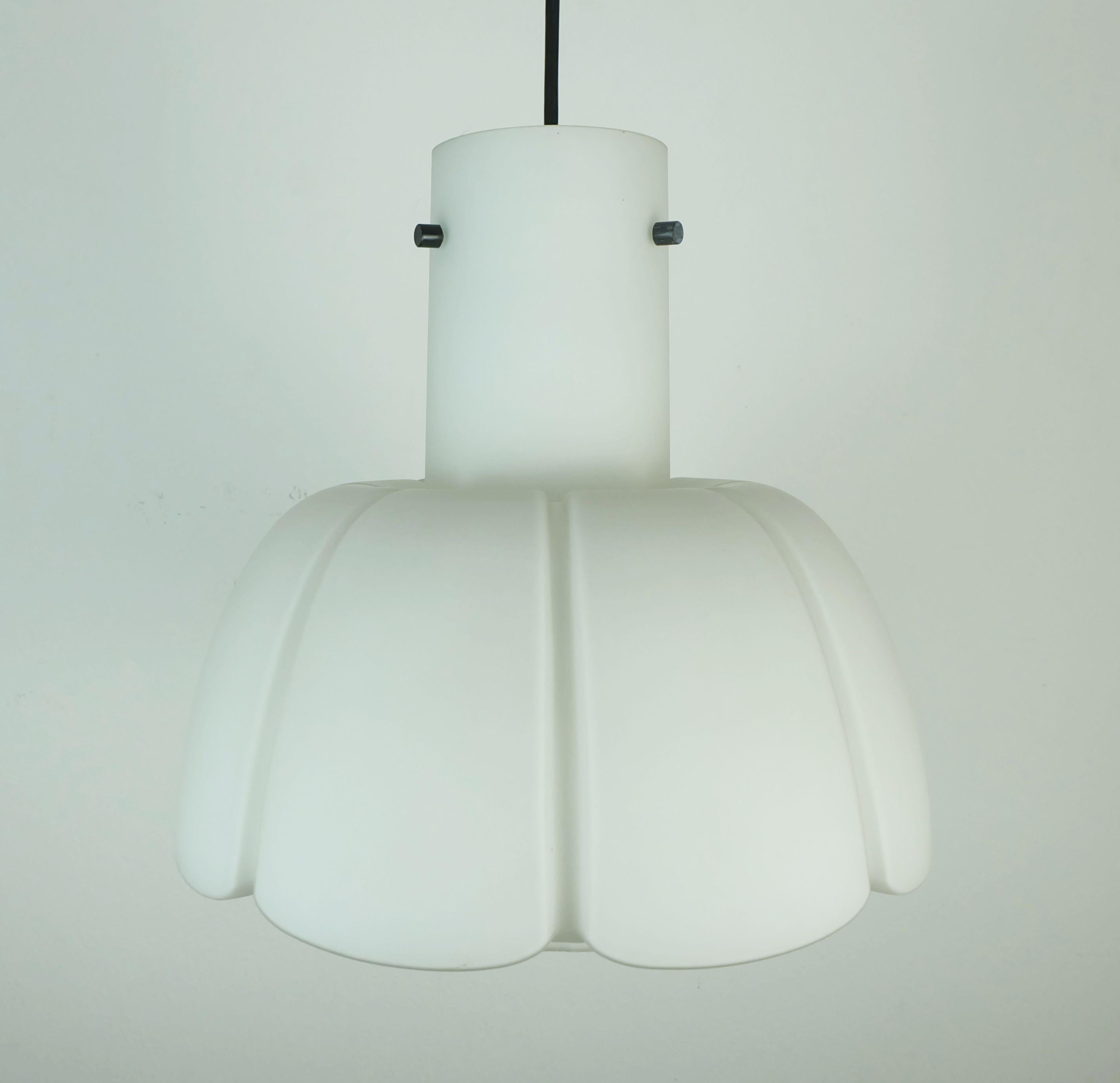 Mid century pendant light manufactured in the 1970's by Glashuette Limburg. Model P177 Nr. 1655. White flower shaped satin glass shade, white metal details, black electric wire and canopy. Holds 1 E27 light bulb.

Dimensions in cm: 
Overall length