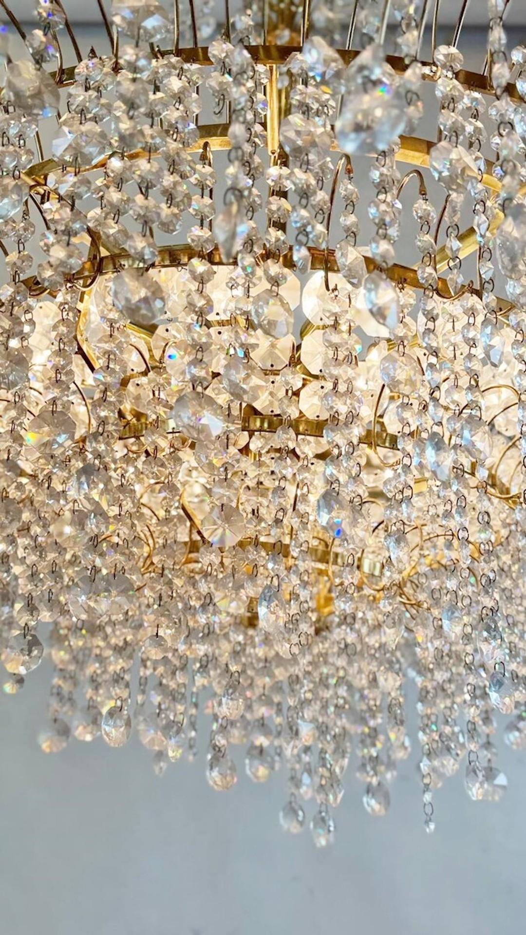 XX secolo Grande lampadario in vetro e ottone - 19 luci in vendita