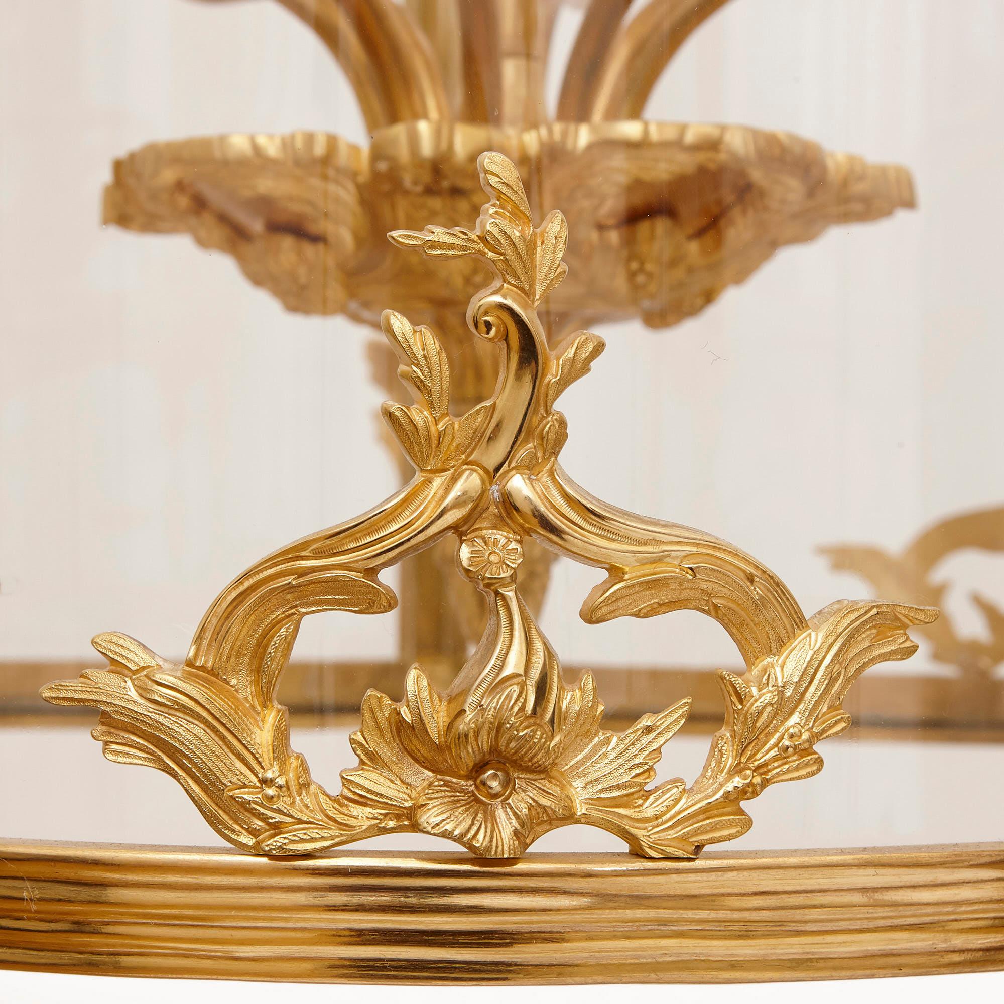 Rococo Grande lanterne d'entrée suspendue en verre et bronze doré en vente